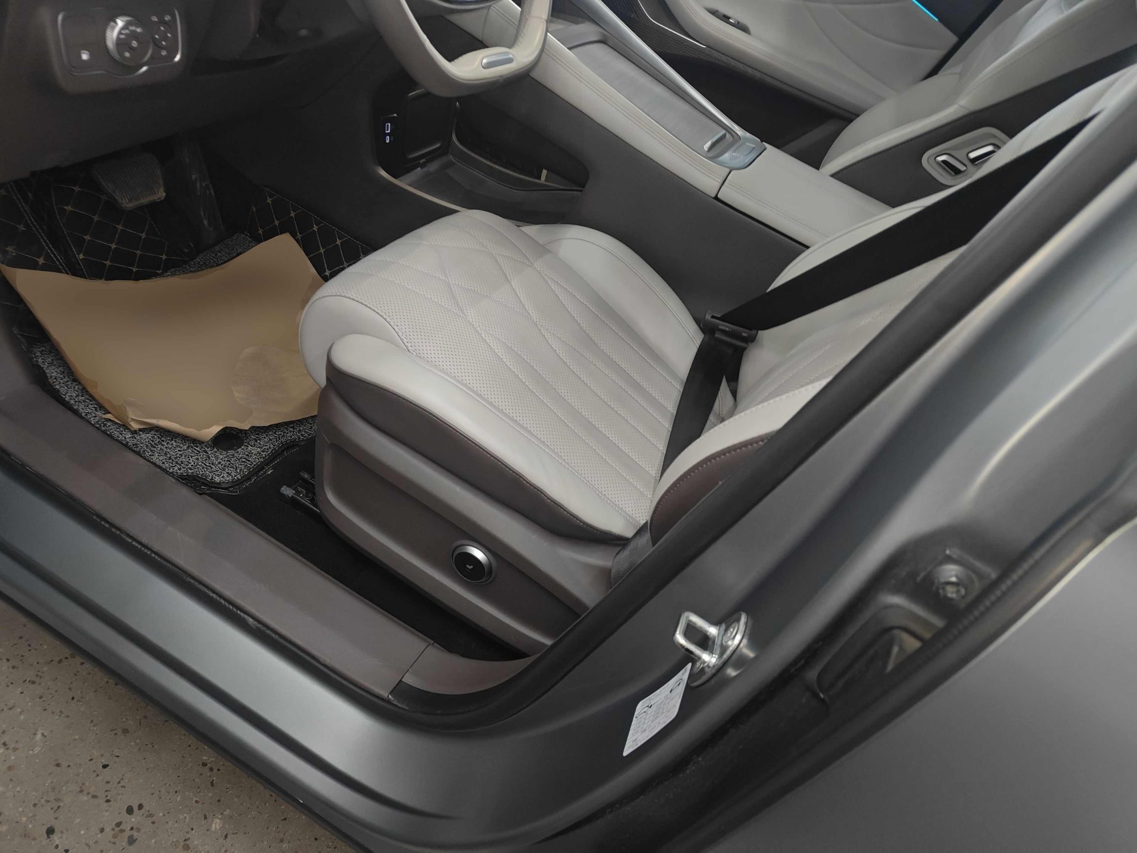 Переднее сиденье в автомобиле