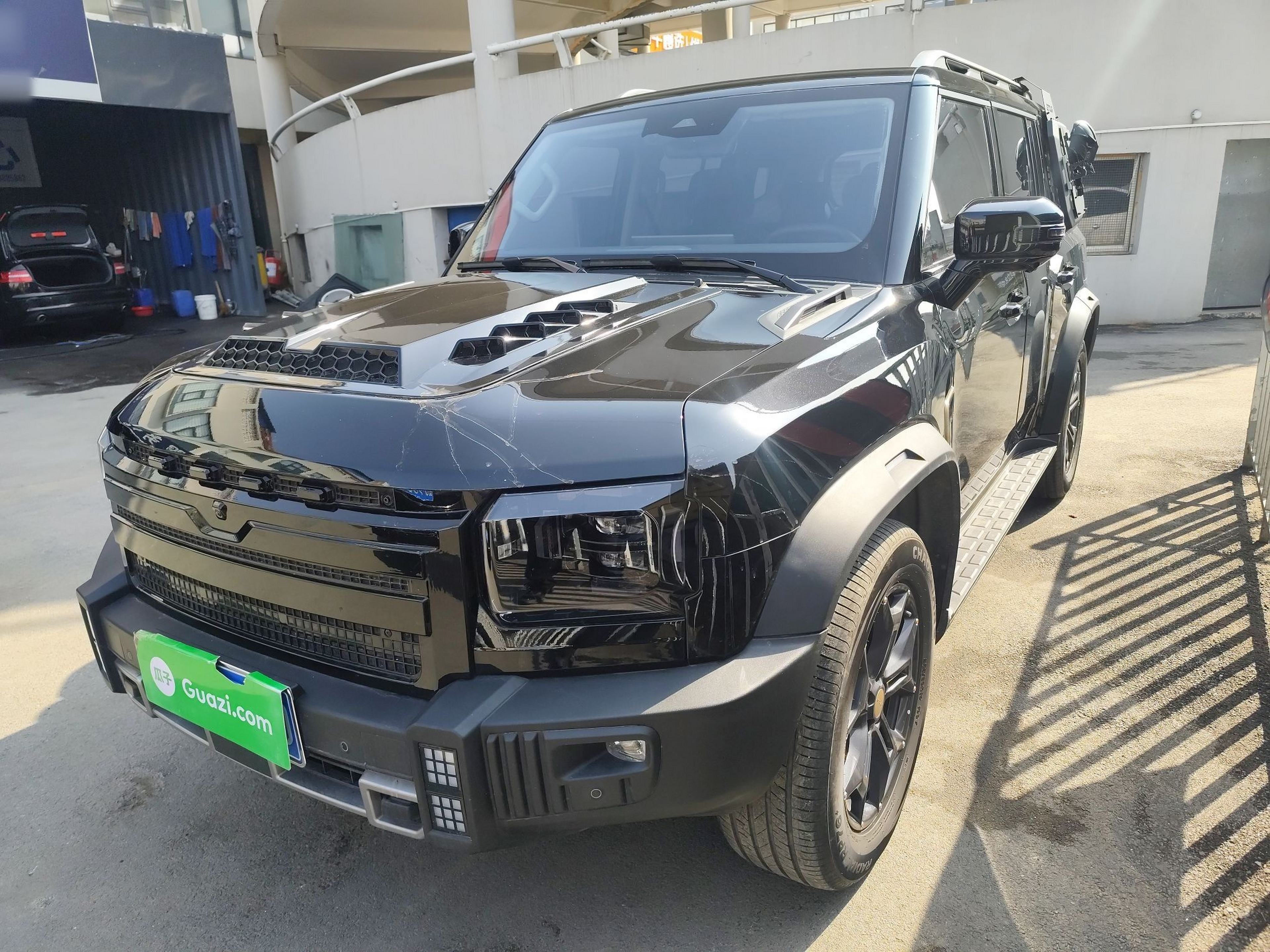 تحت مقدمة السيارة