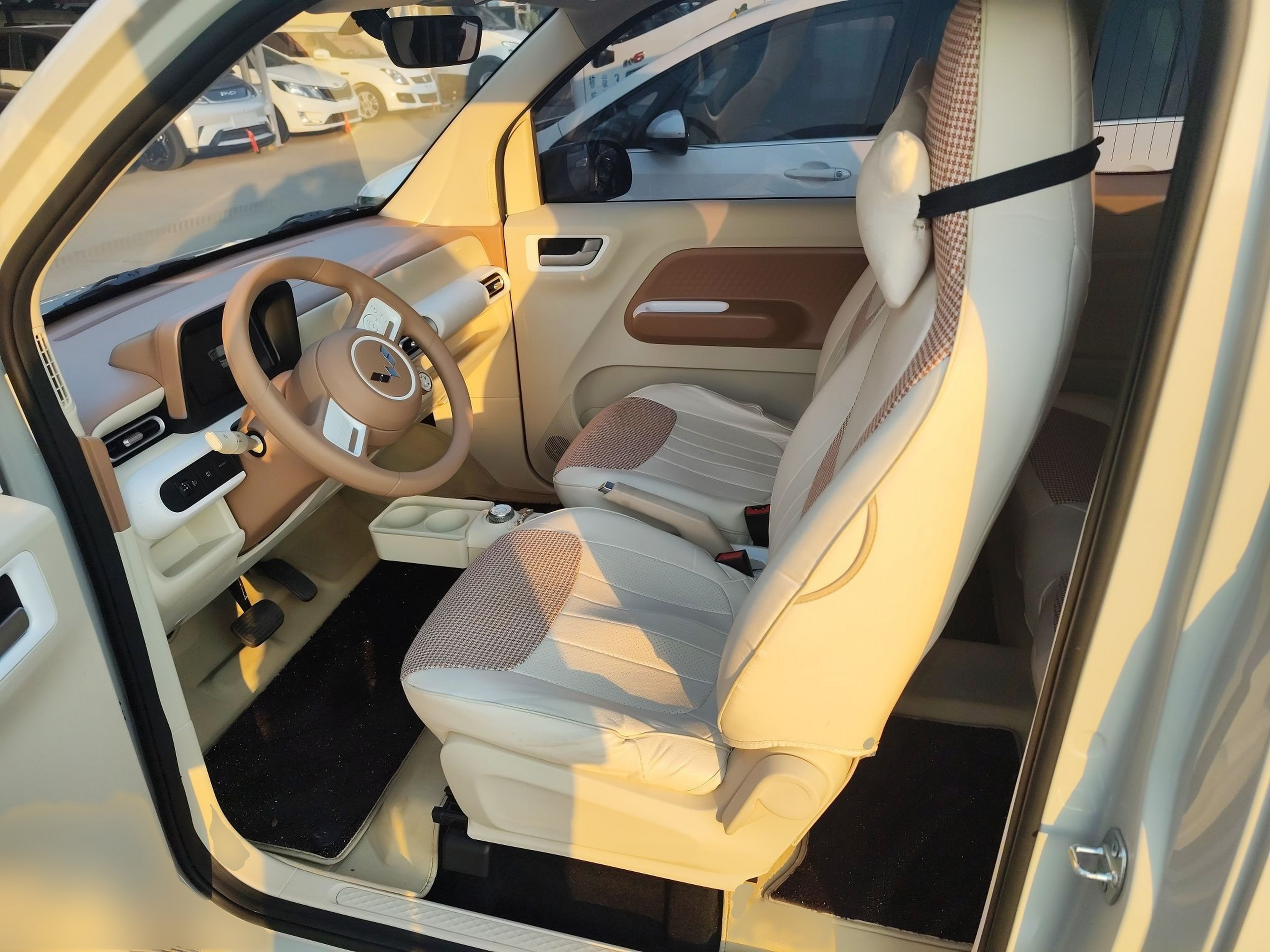 المقاعد الأمامية داخل السيارة