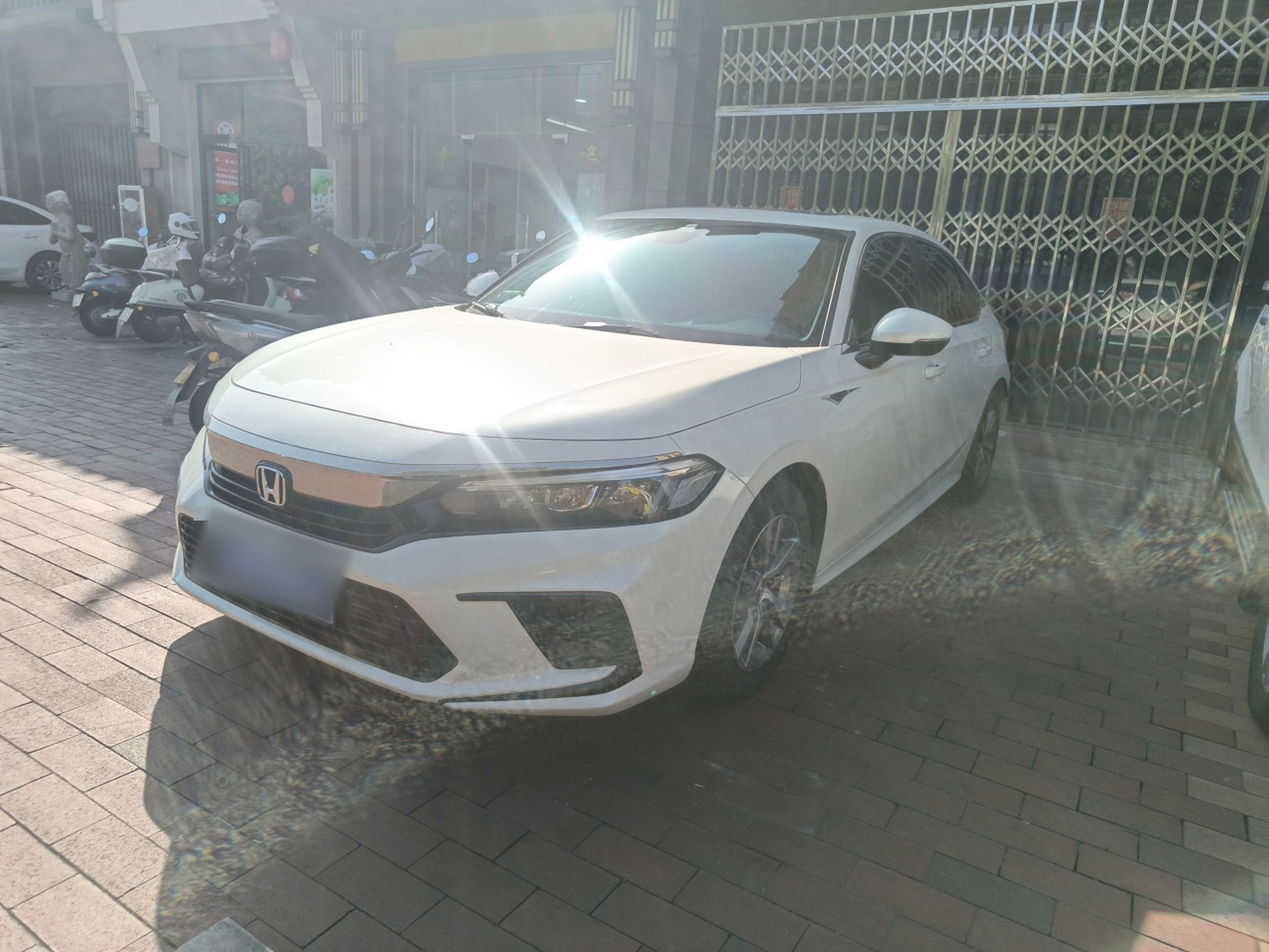 تحت مقدمة السيارة