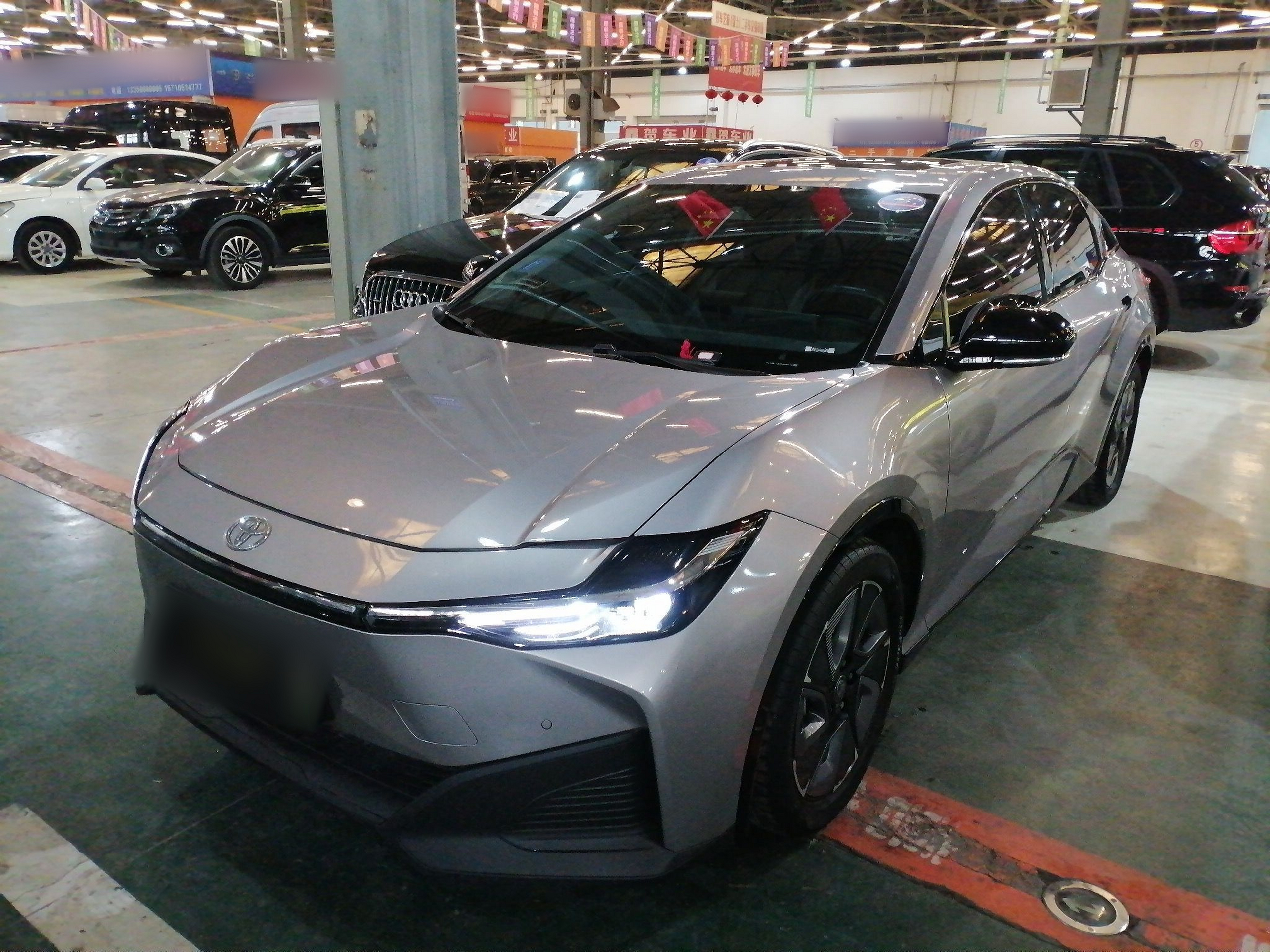 تحت مقدمة السيارة