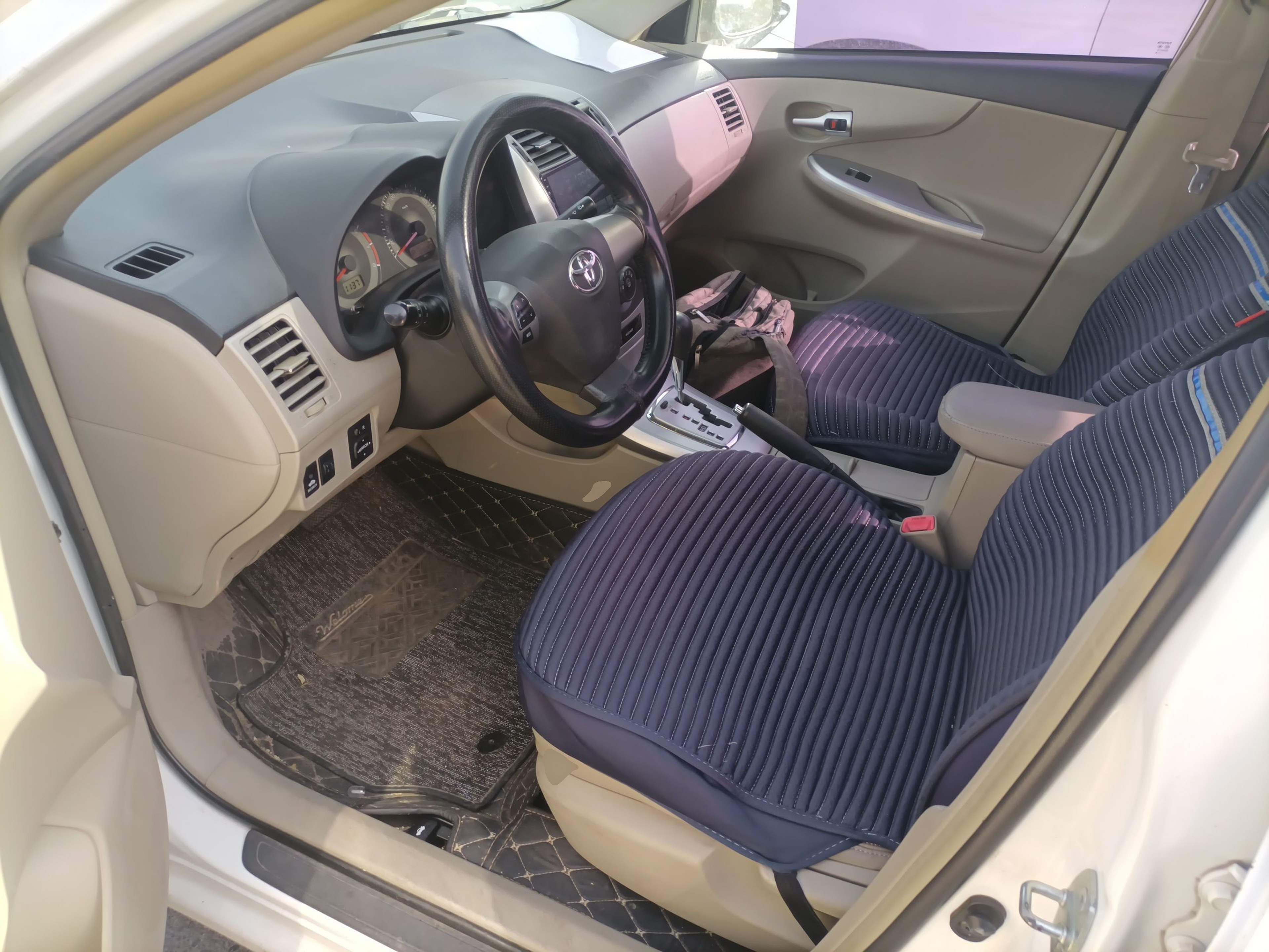 المقاعد الأمامية داخل السيارة