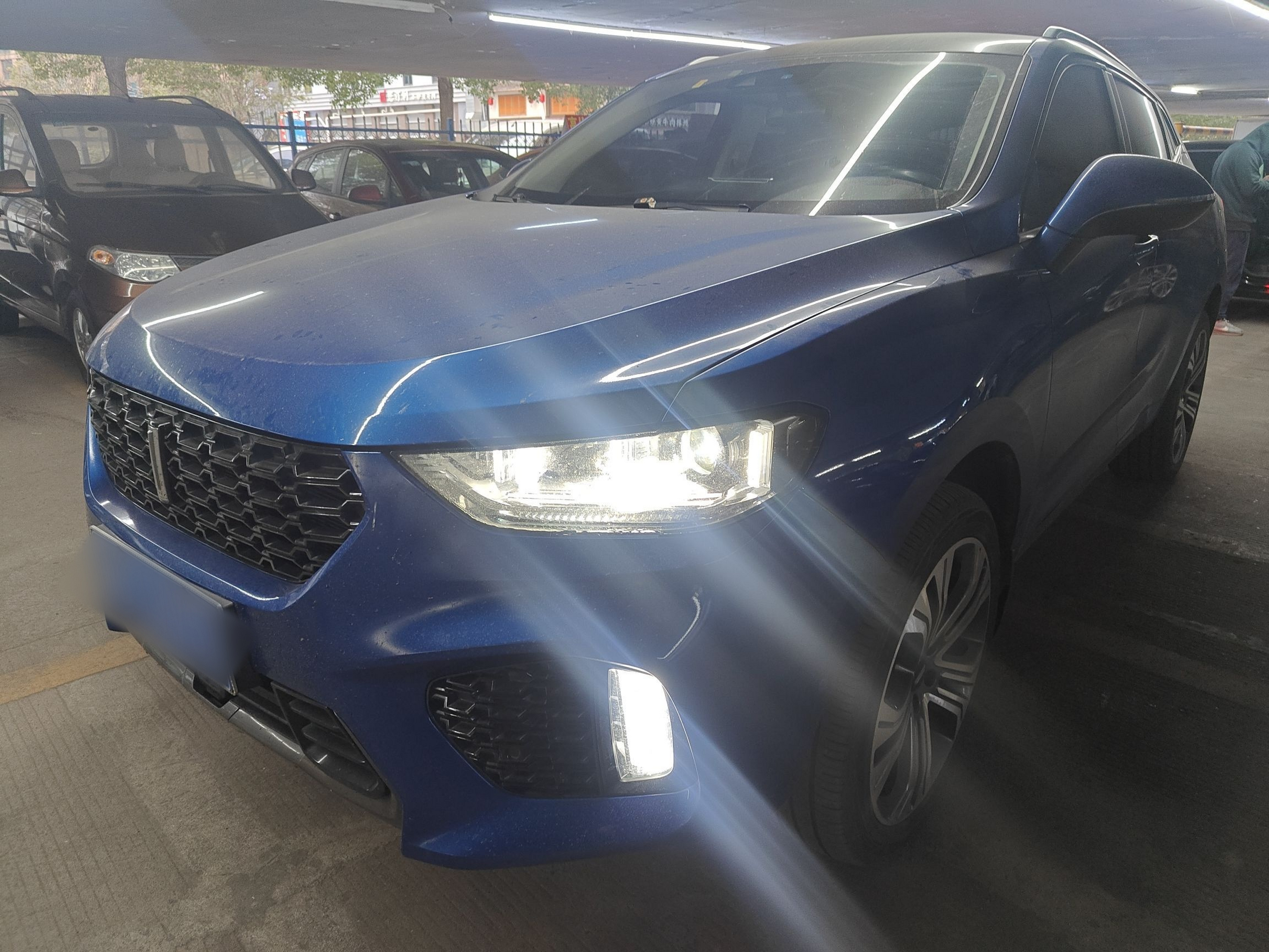 تحت مقدمة السيارة