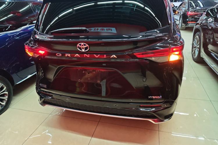 Used Toyota Granvia 2023 2.5L Hybrid Luxury Edition