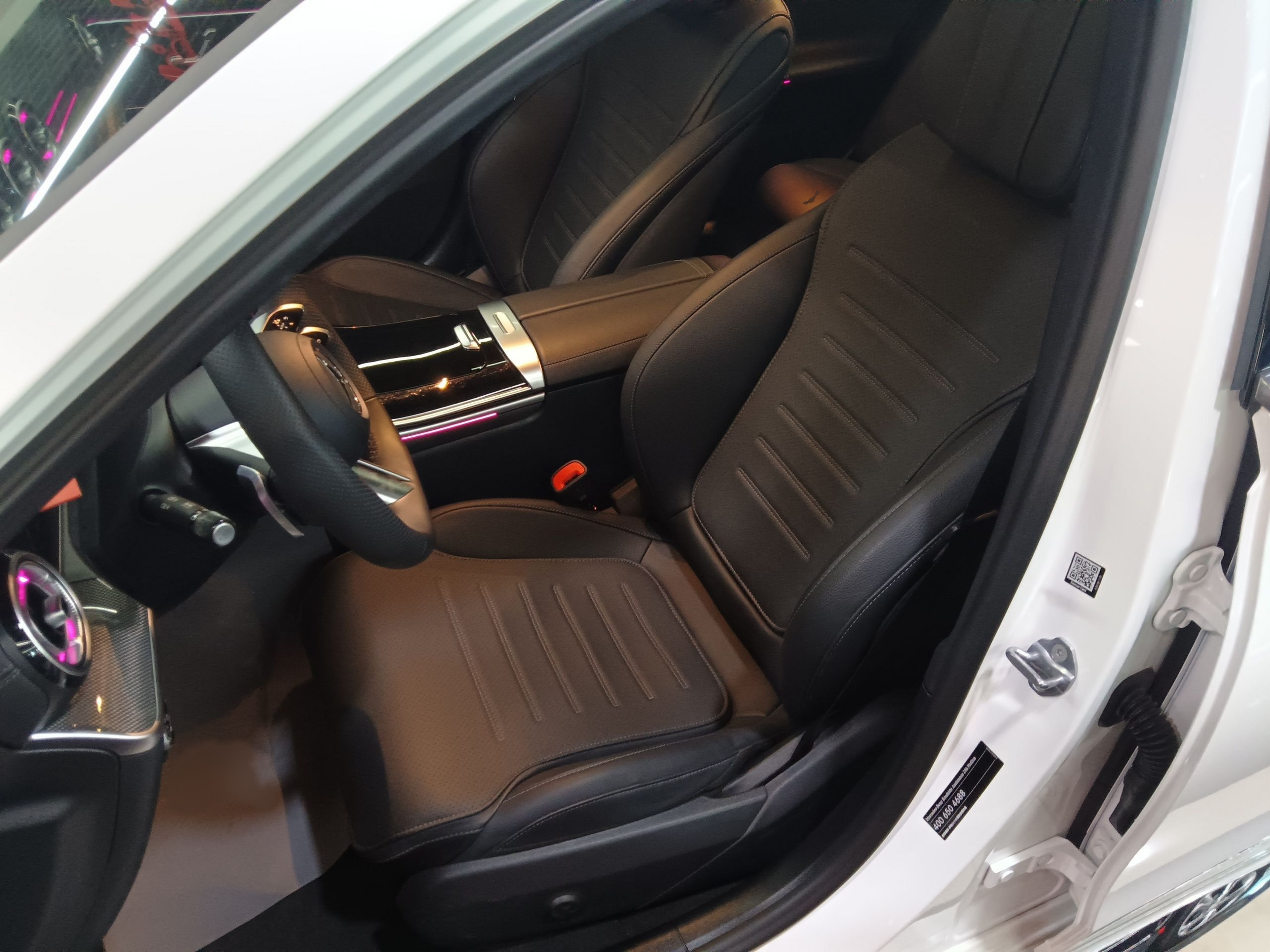 المقاعد الأمامية داخل السيارة