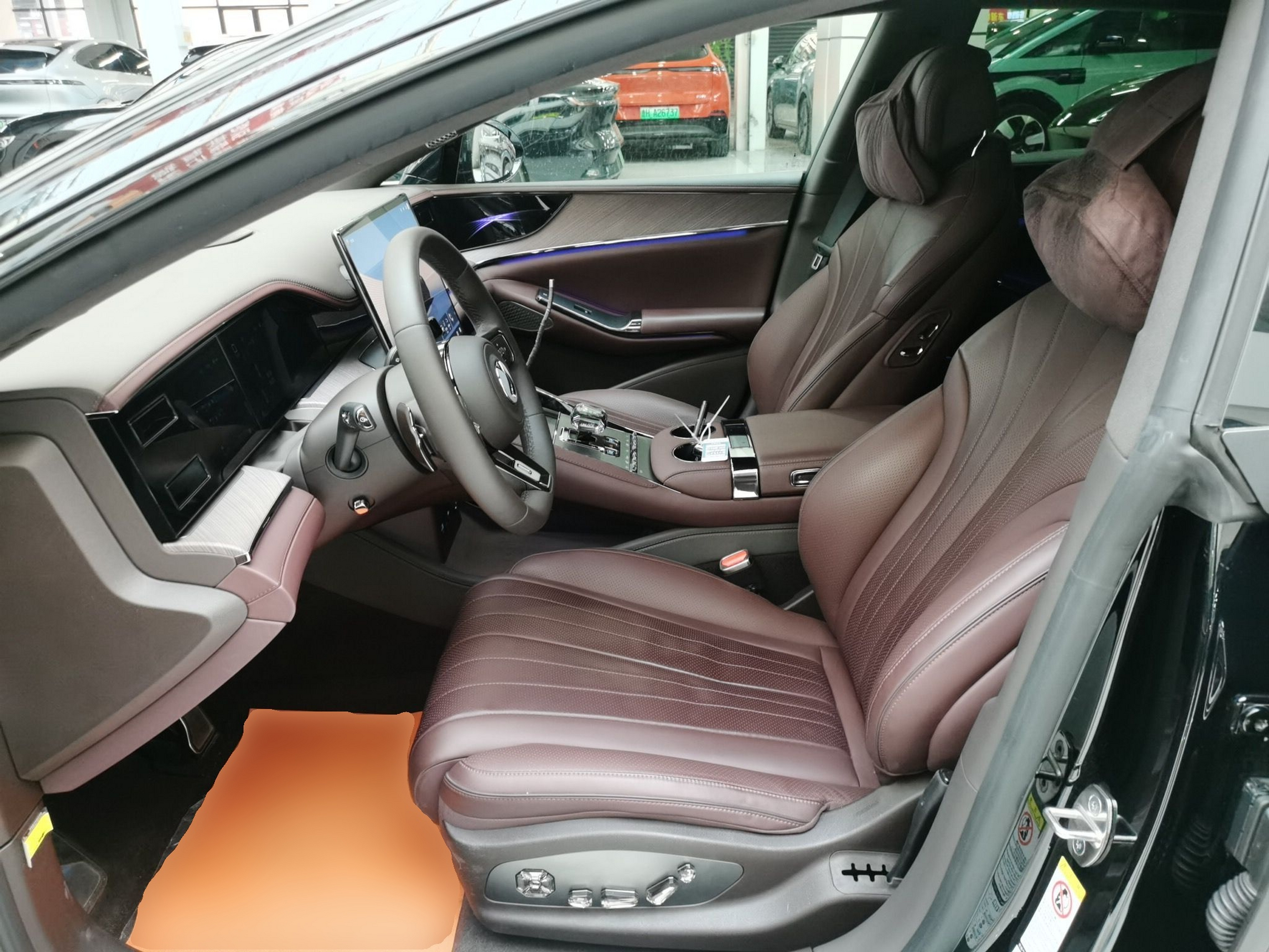 المقاعد الأمامية داخل السيارة