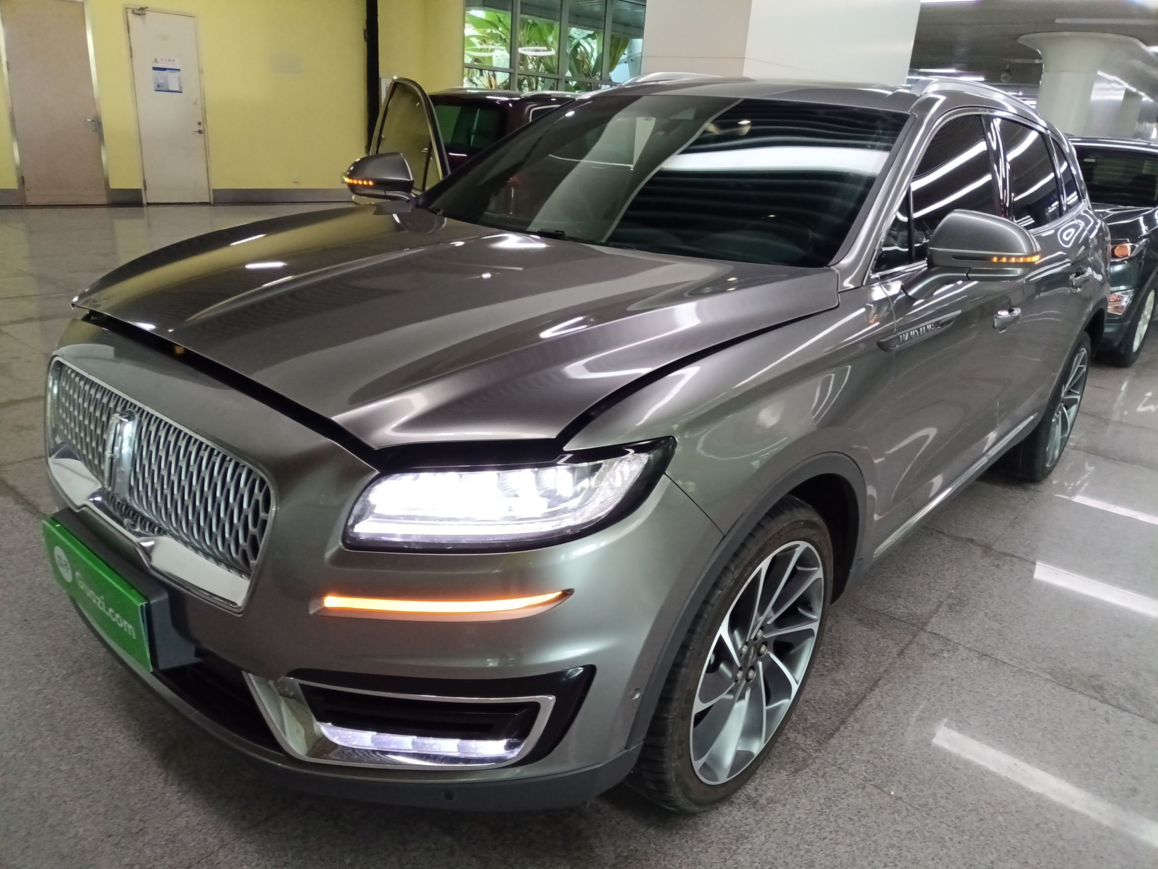 تحت مقدمة السيارة