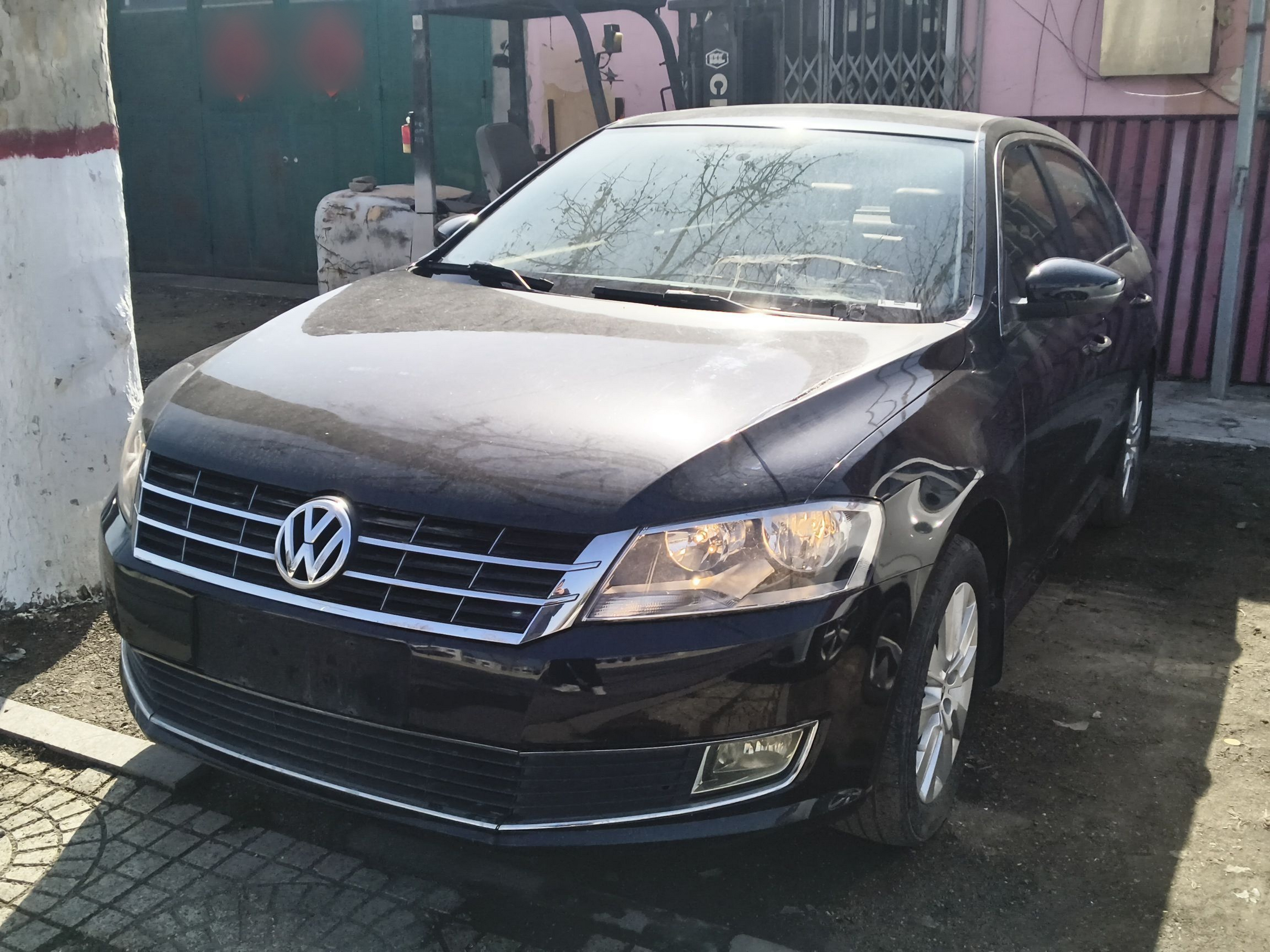 Под передней частью автомобиля