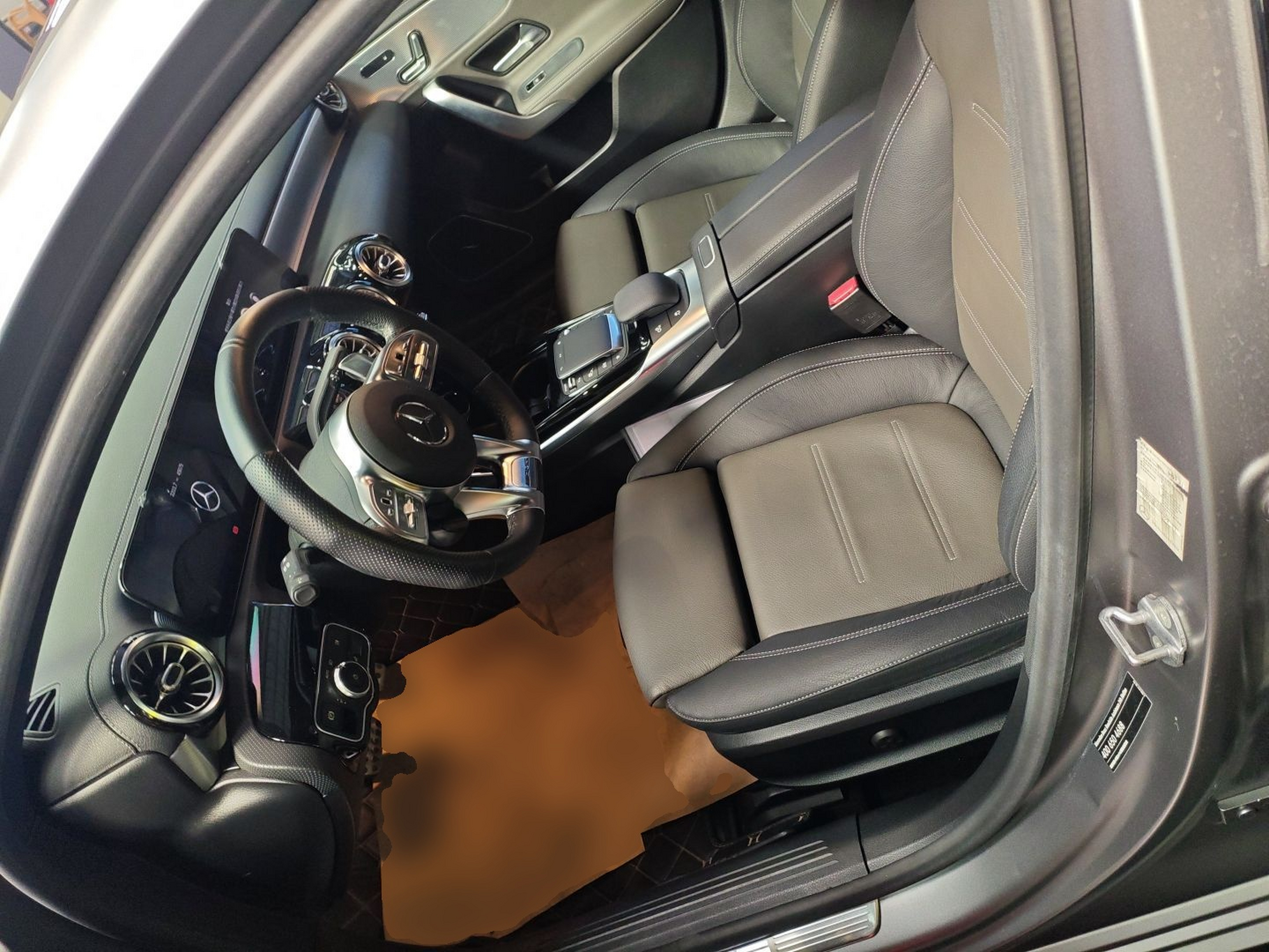 Переднее сиденье в автомобиле