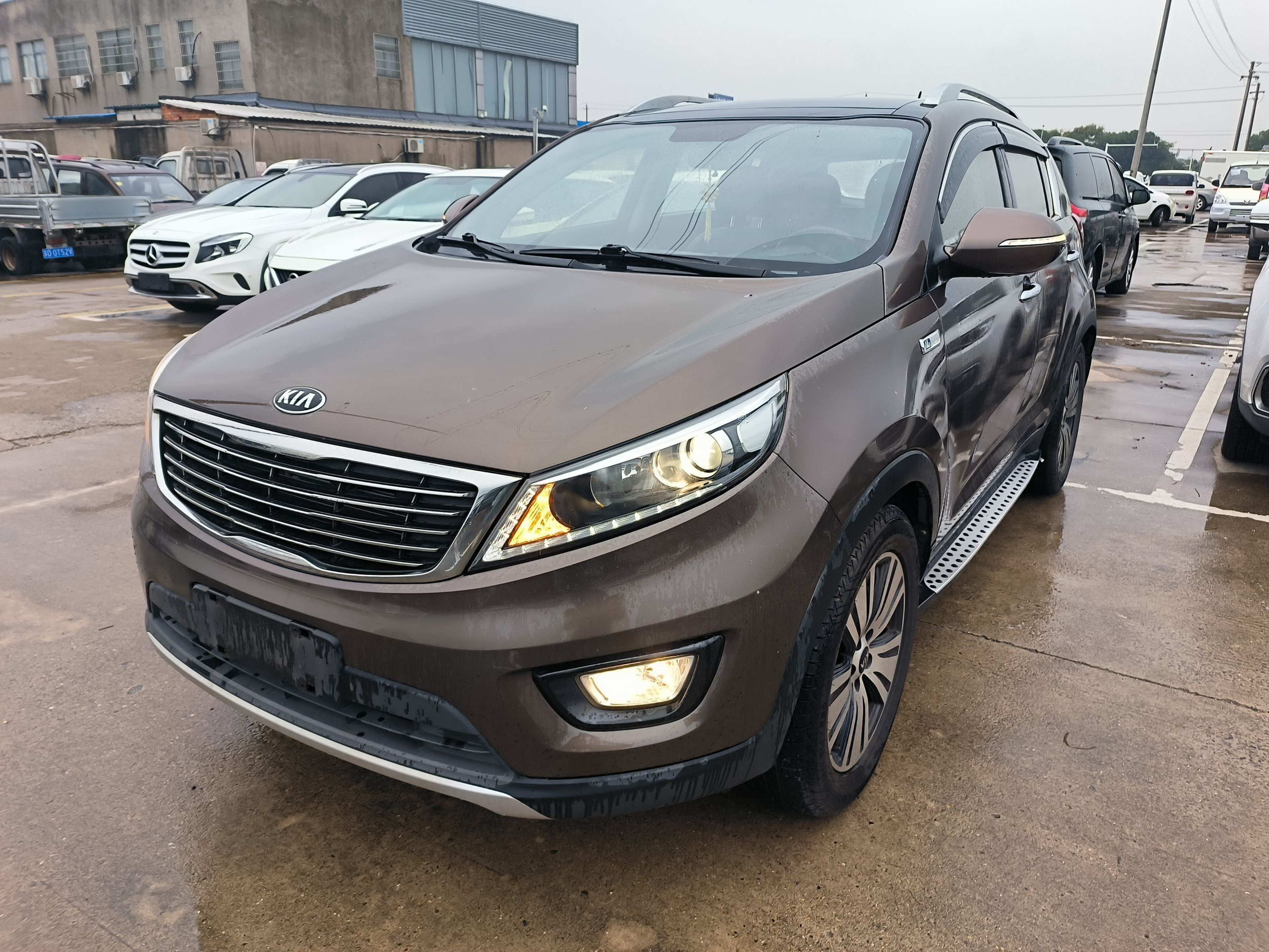 تحت مقدمة السيارة