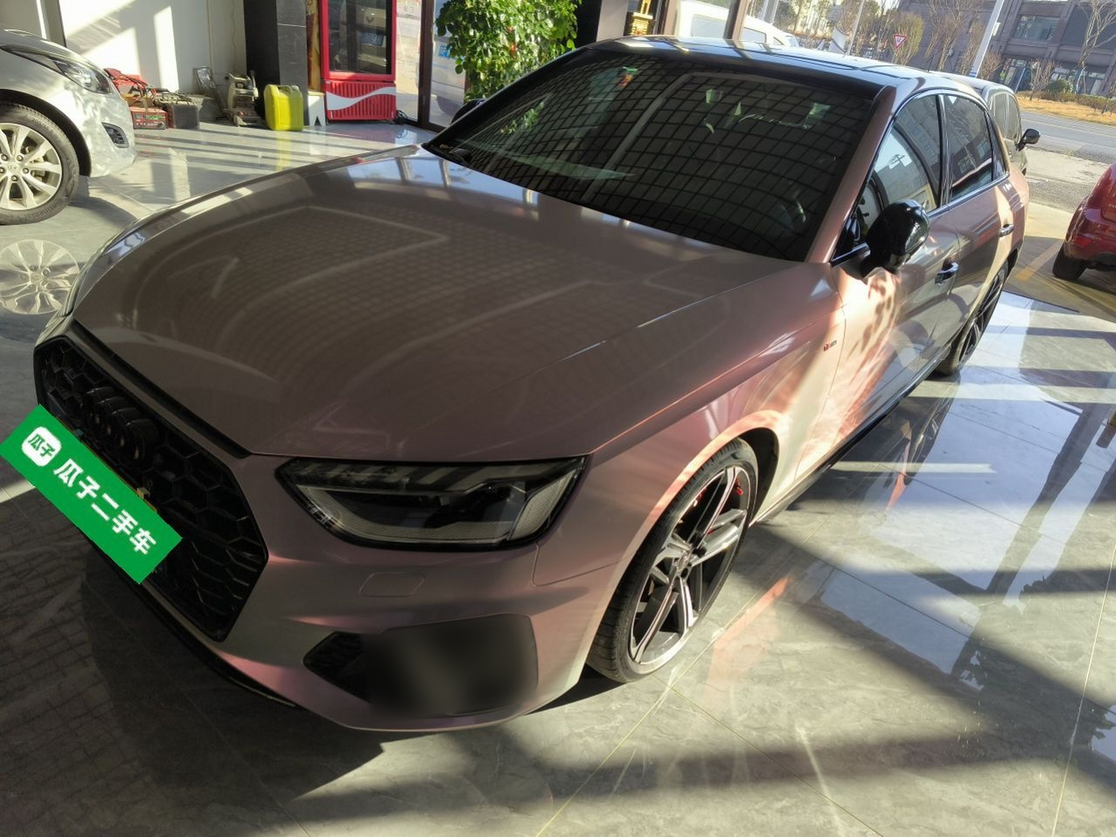 تحت مقدمة السيارة