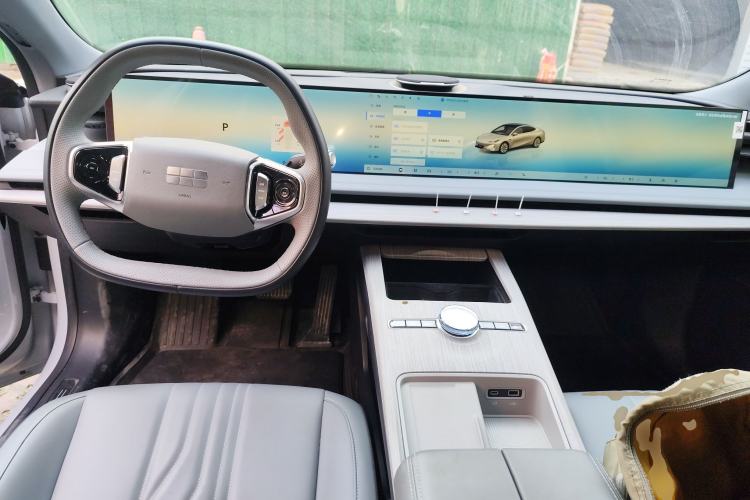 Used  E8 2024 550 km Range Rear-Wheel-Drive PRO