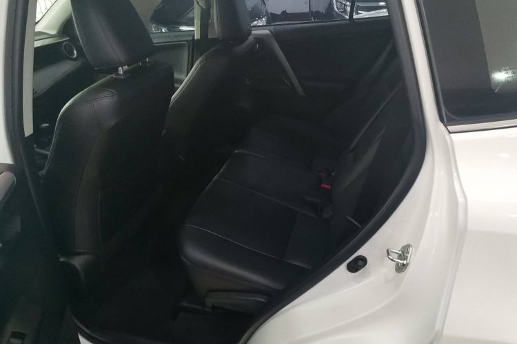 Used Toyota RAV4 2016 2.0L CVT Two-Wheel Drive Fashion Edition China V Standard
