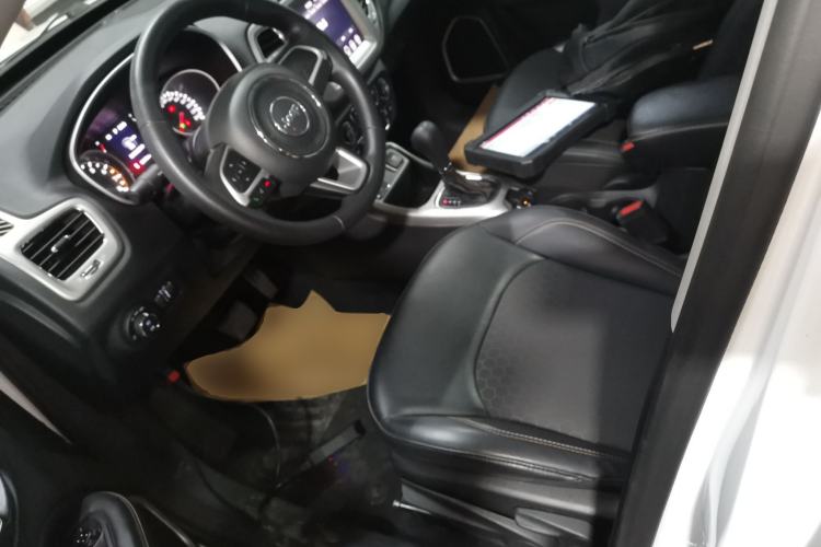 Used  Compass 2020 220T Automatic Leading Edition
