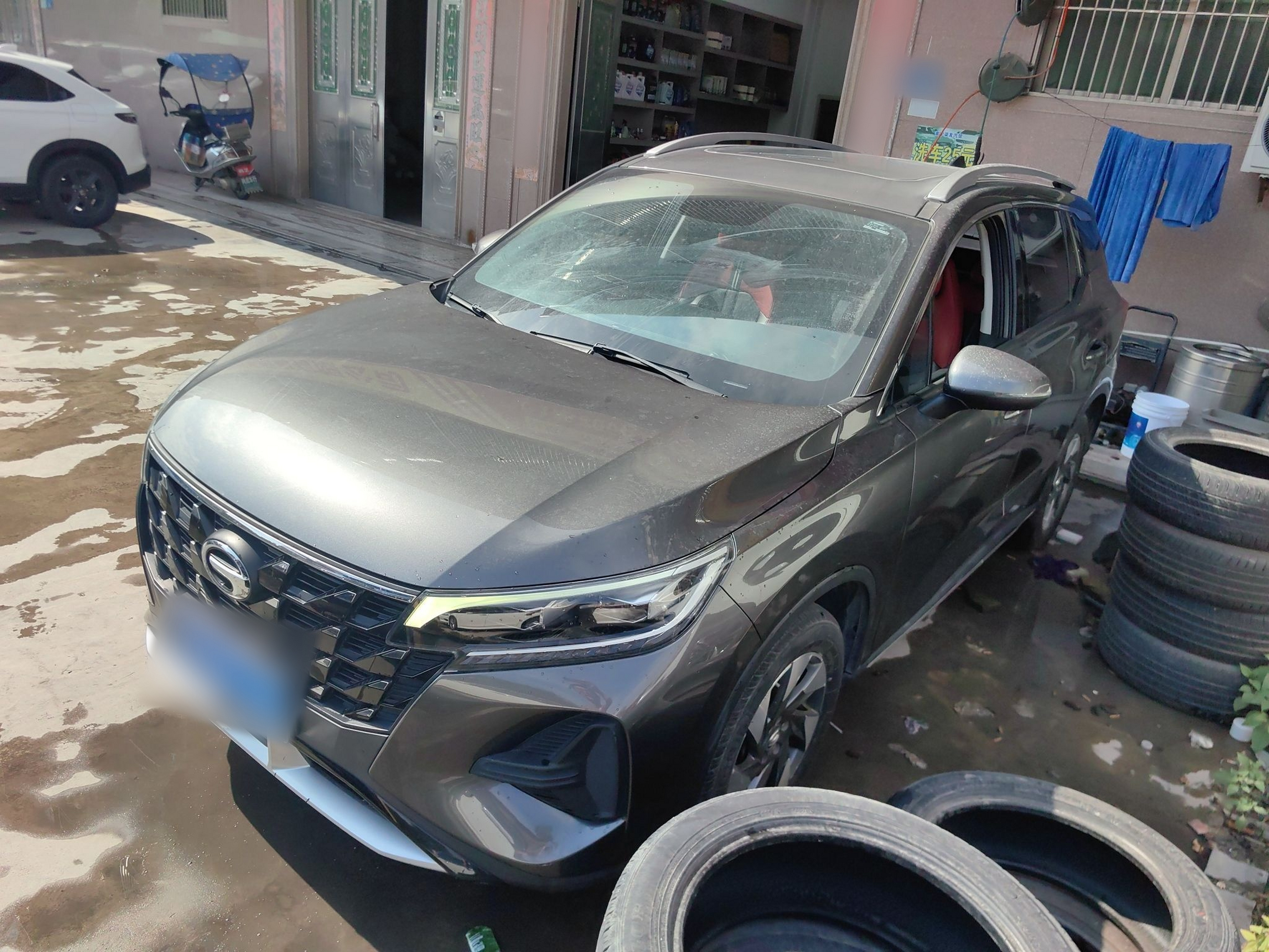 Под передней частью автомобиля