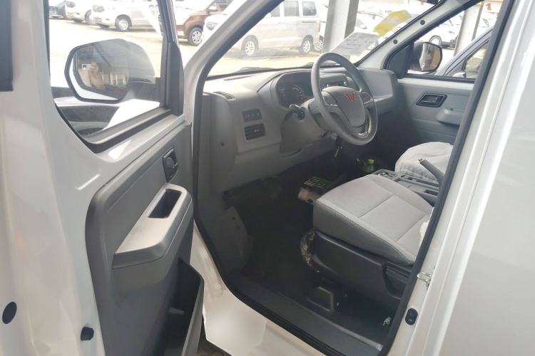 Used Wuling Yangguang 2024 300KM Comfort Version Passenger Van 75kW
