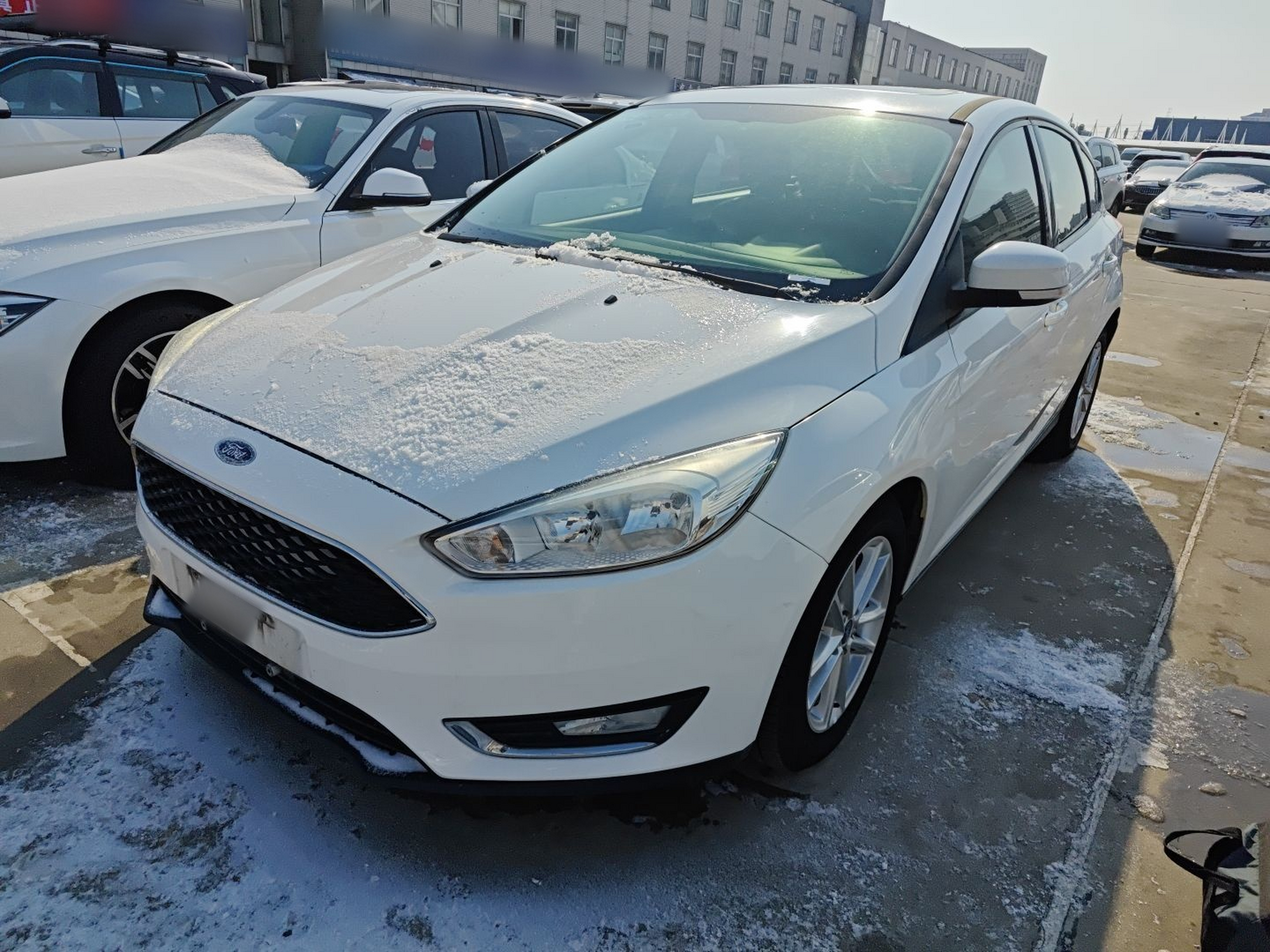 تحت مقدمة السيارة