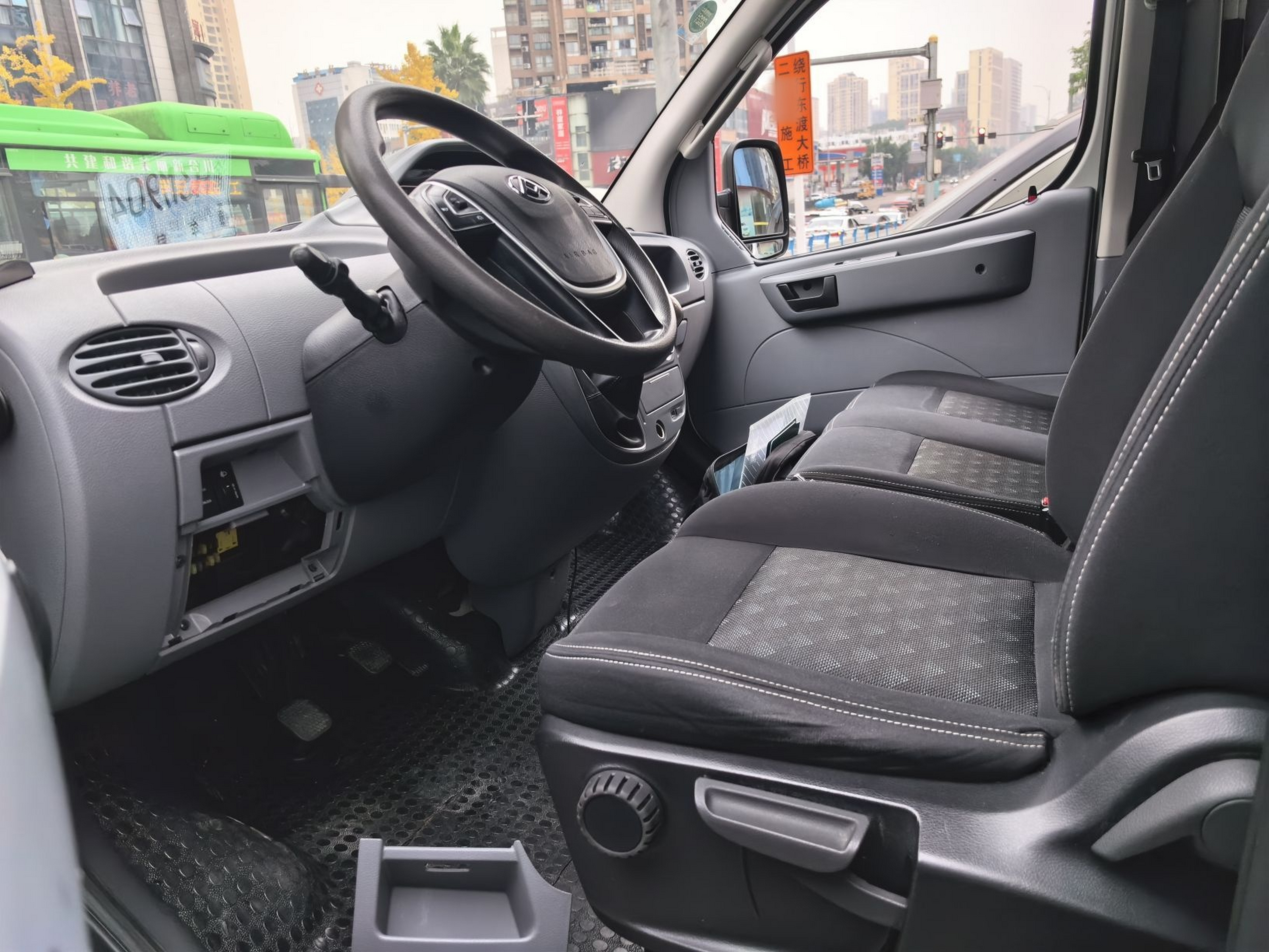 Переднее сиденье в автомобиле