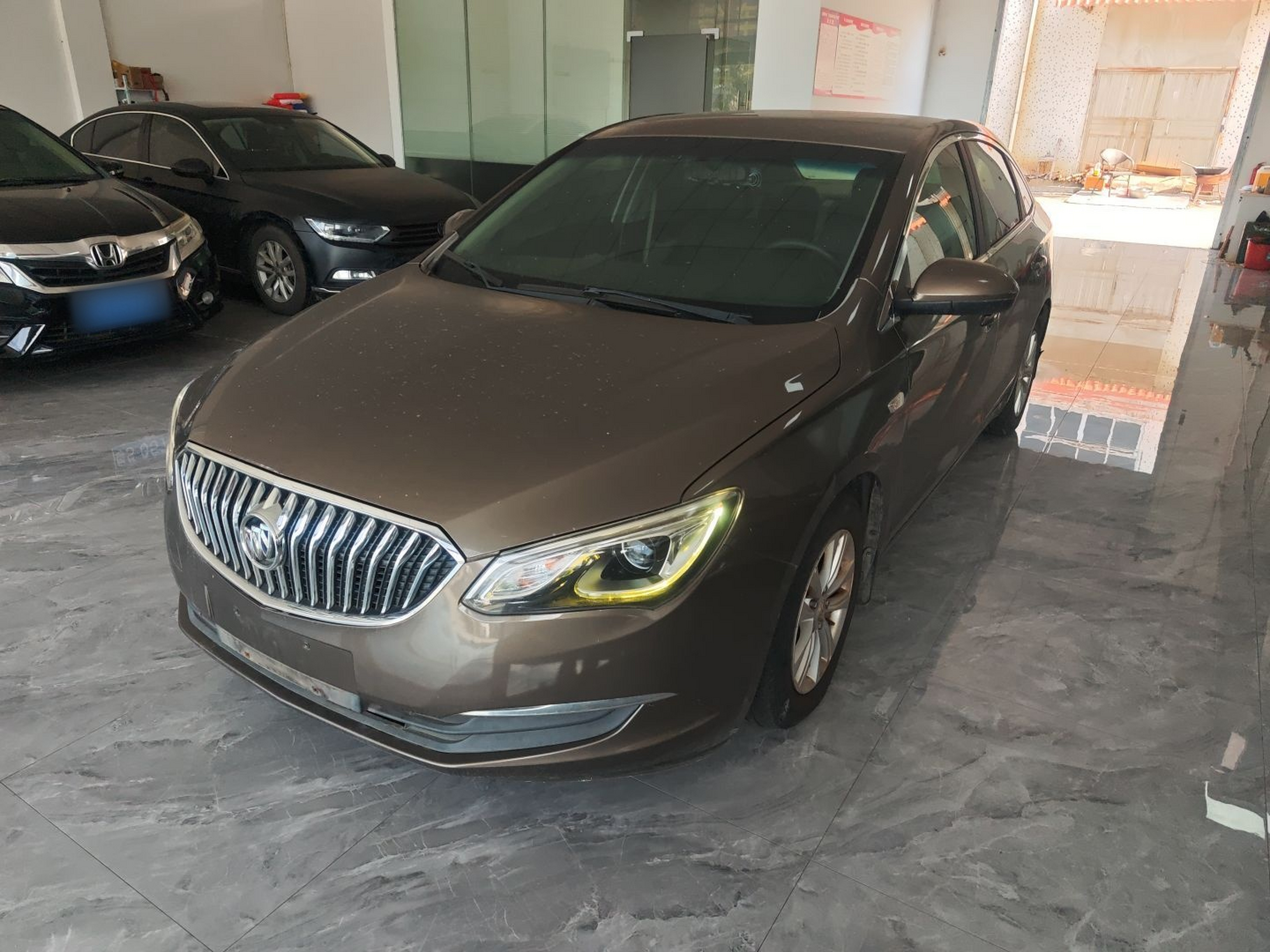 Под передней частью автомобиля