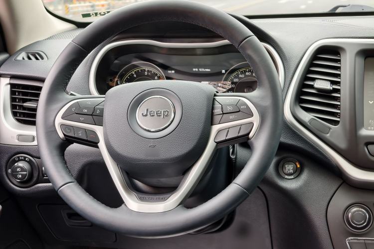 Used  Cherokee 2016 2.4L Professional Smart Version
