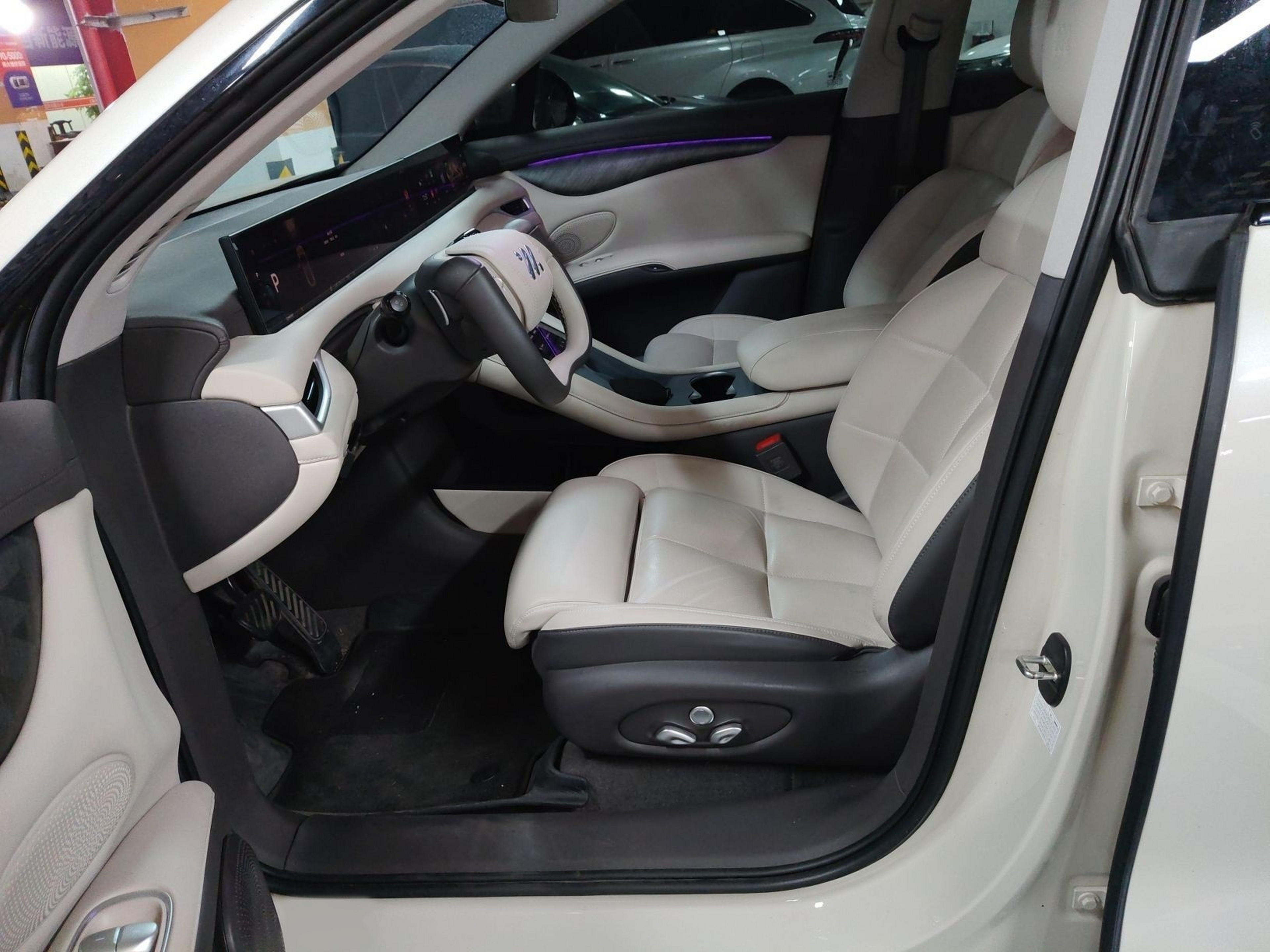 المقاعد الأمامية داخل السيارة