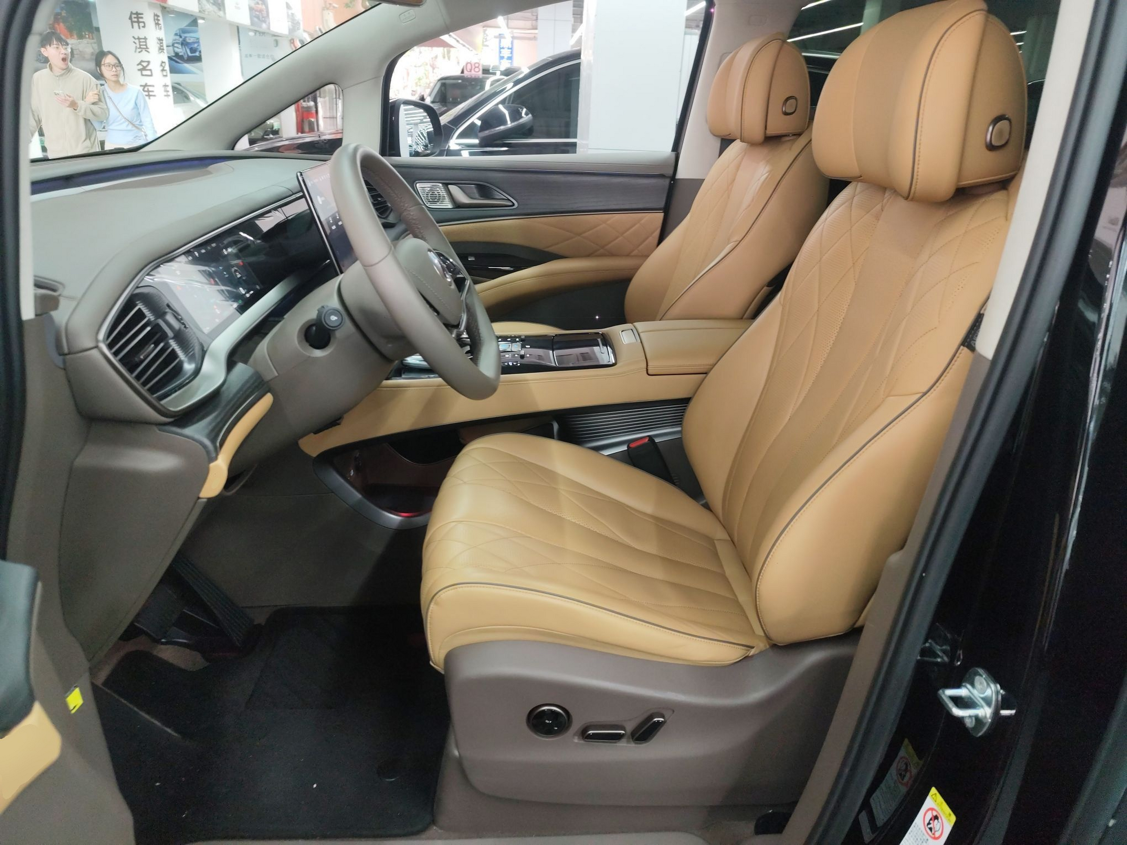 Переднее сиденье в автомобиле