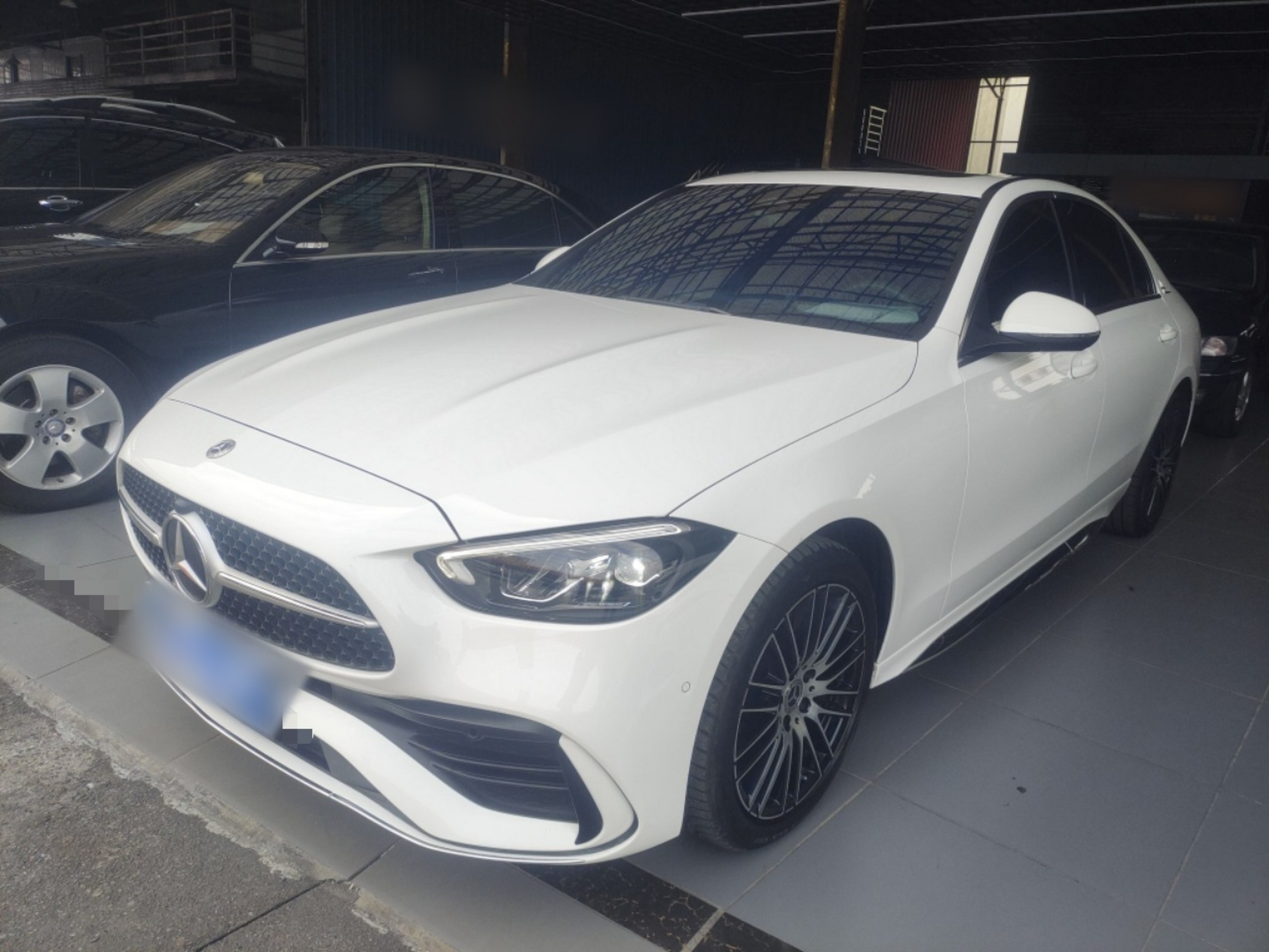 Под передней частью автомобиля