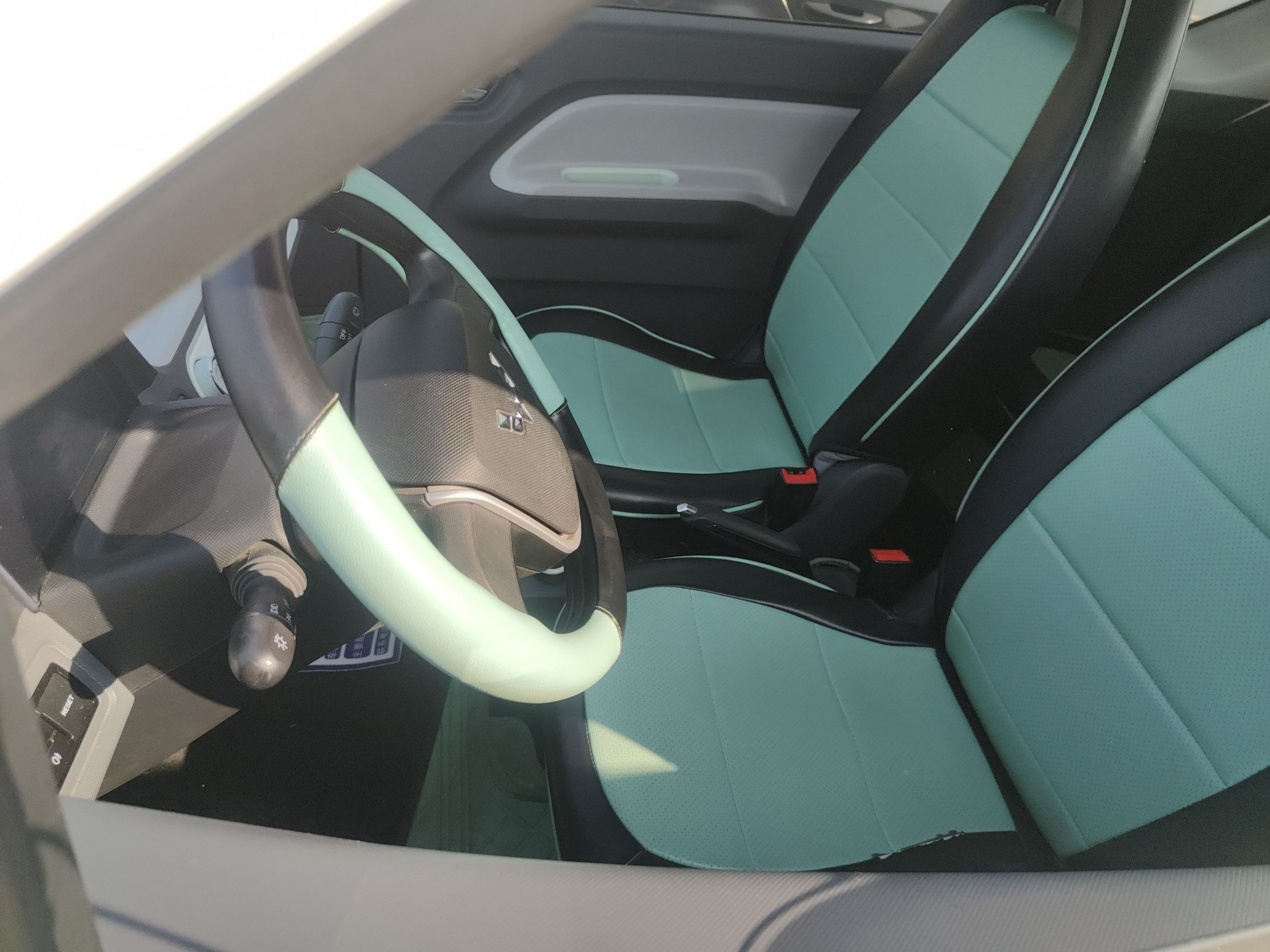 المقاعد الأمامية داخل السيارة