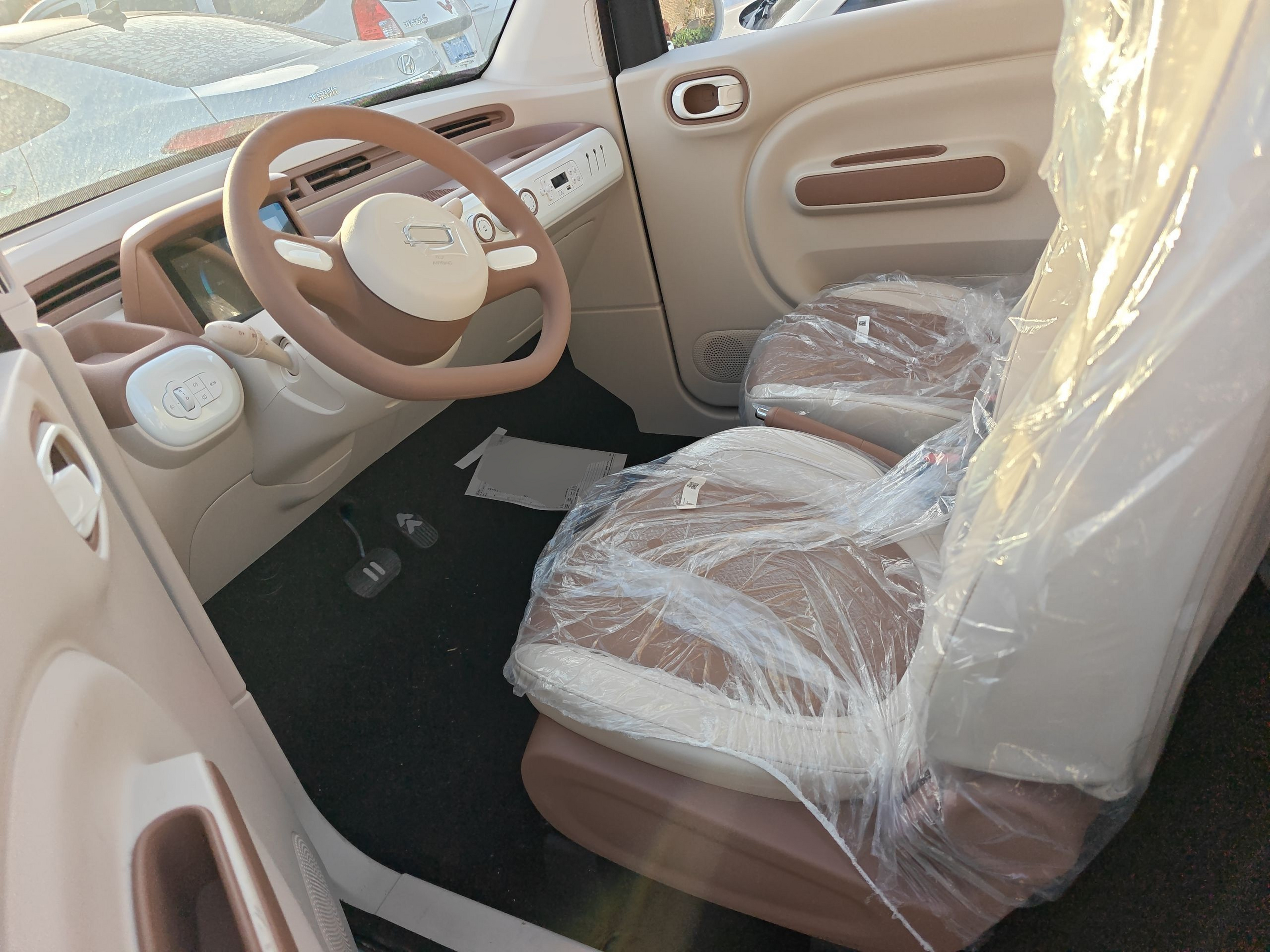 المقاعد الأمامية داخل السيارة