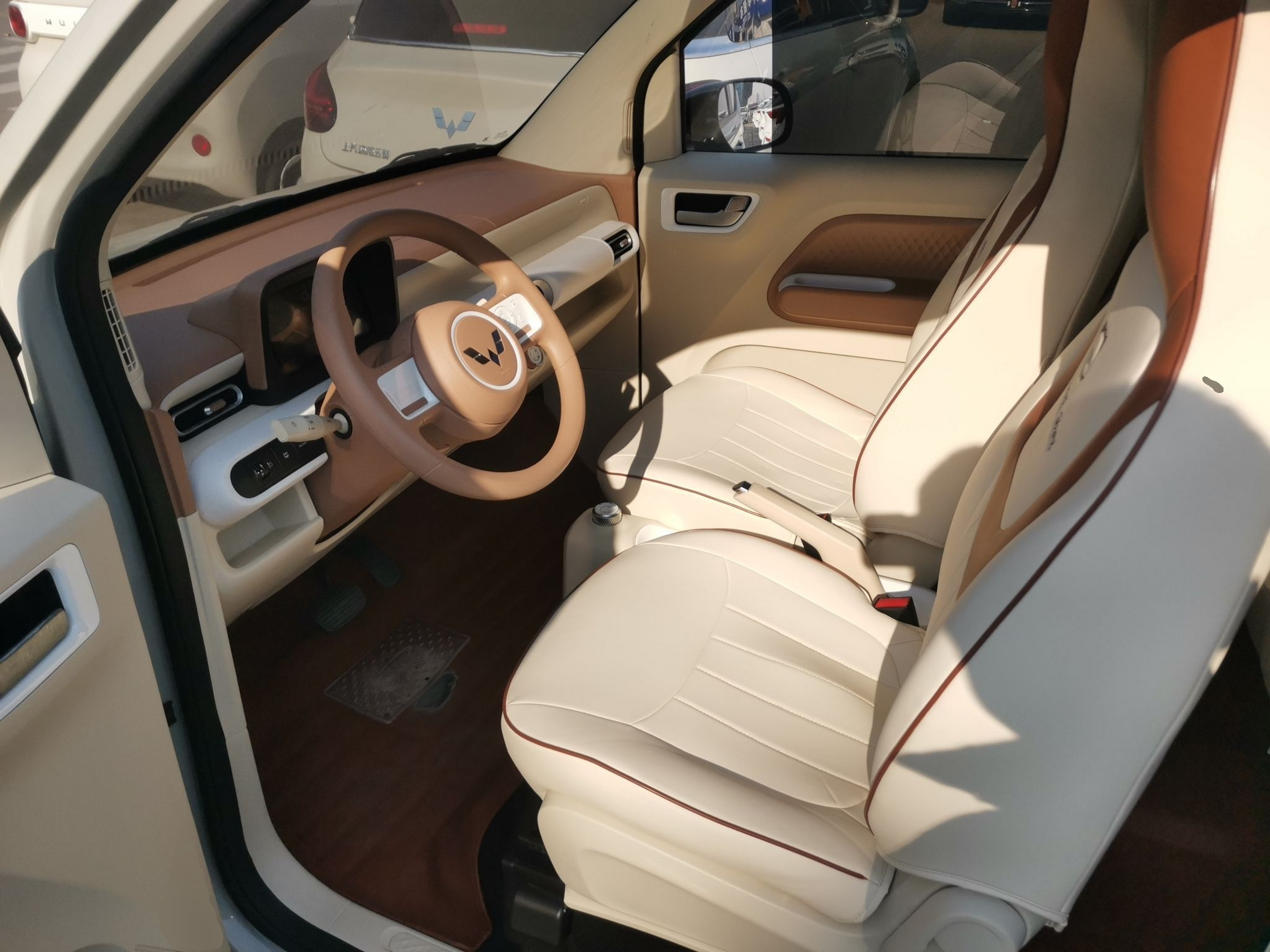 المقاعد الأمامية داخل السيارة