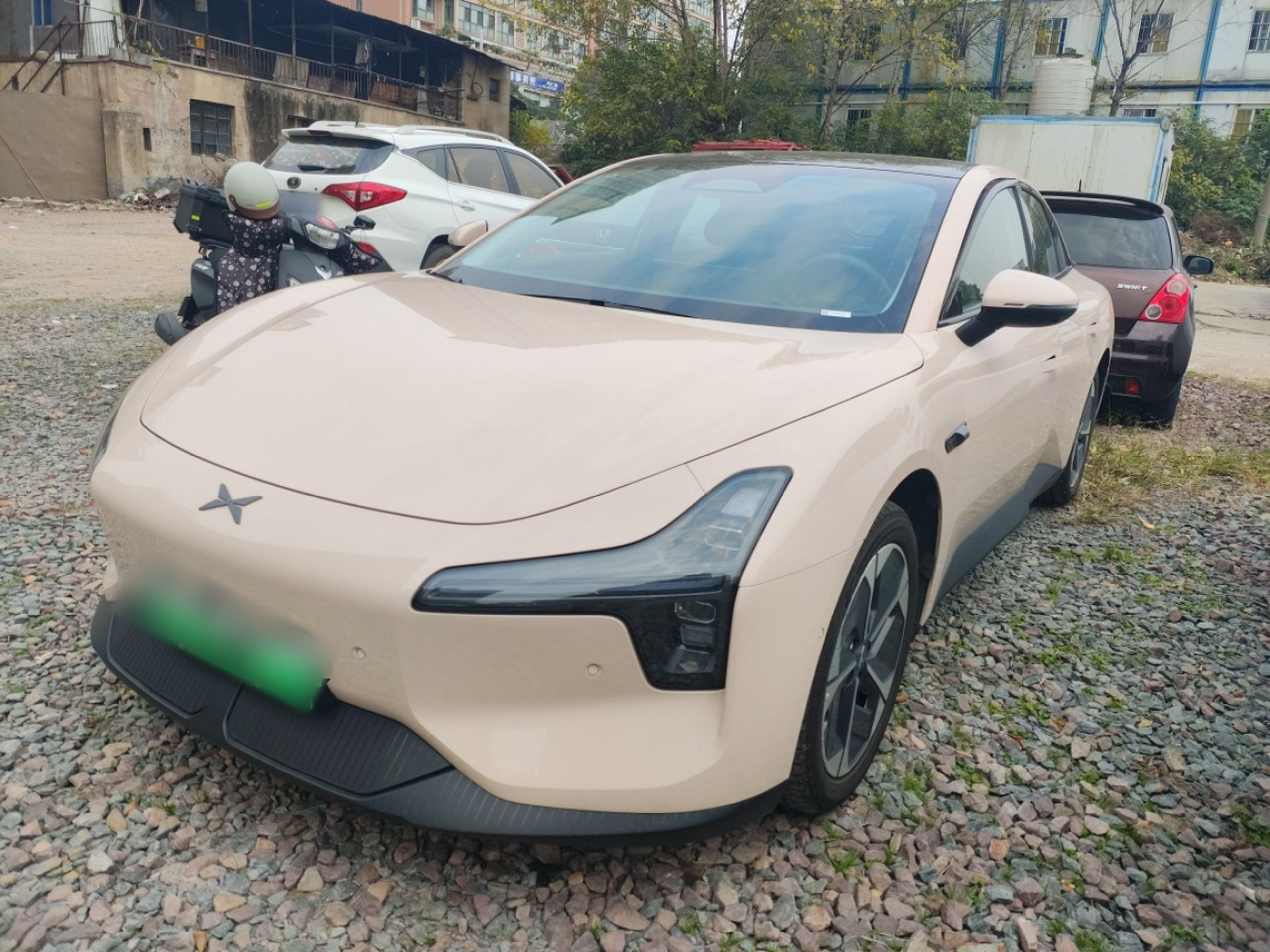 Под передней частью автомобиля