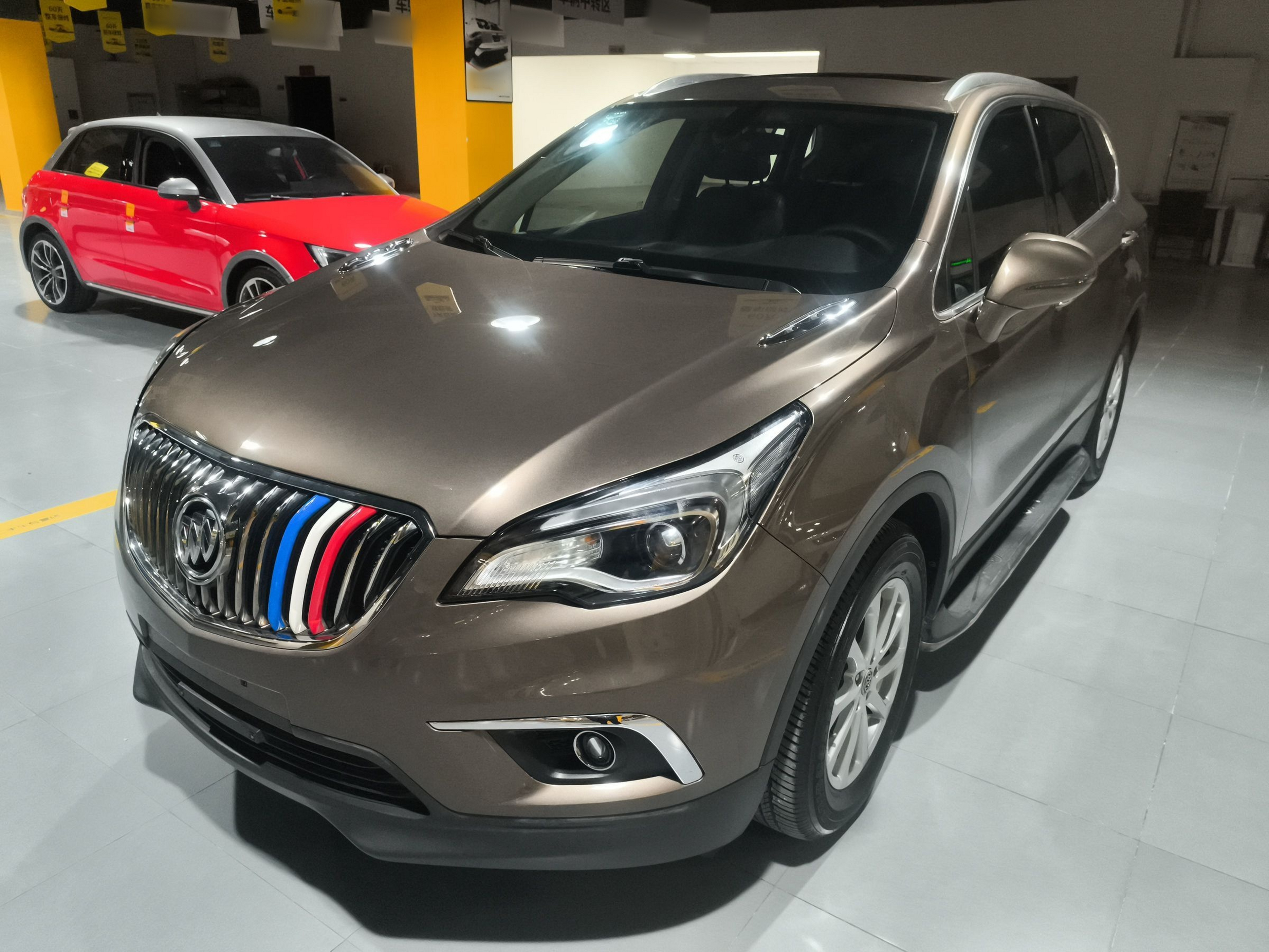 تحت مقدمة السيارة