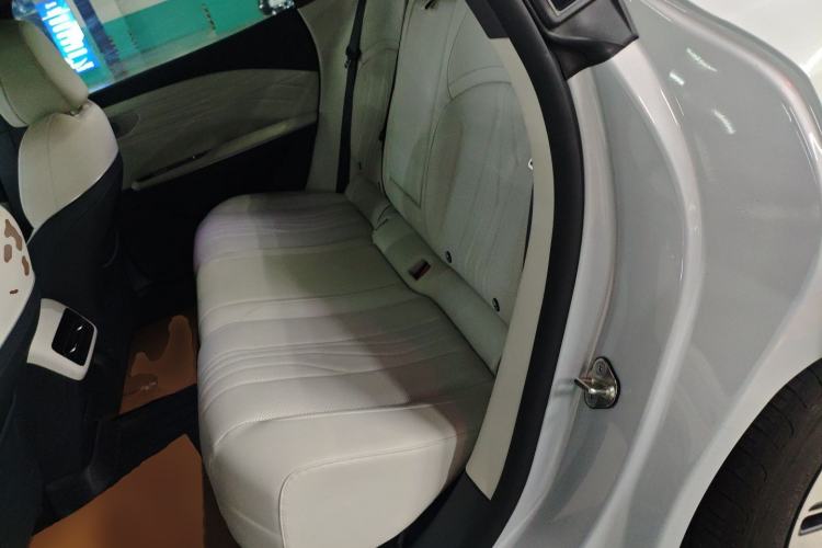 Used  E8 2024 550 km Range Rear-Drive MAX
