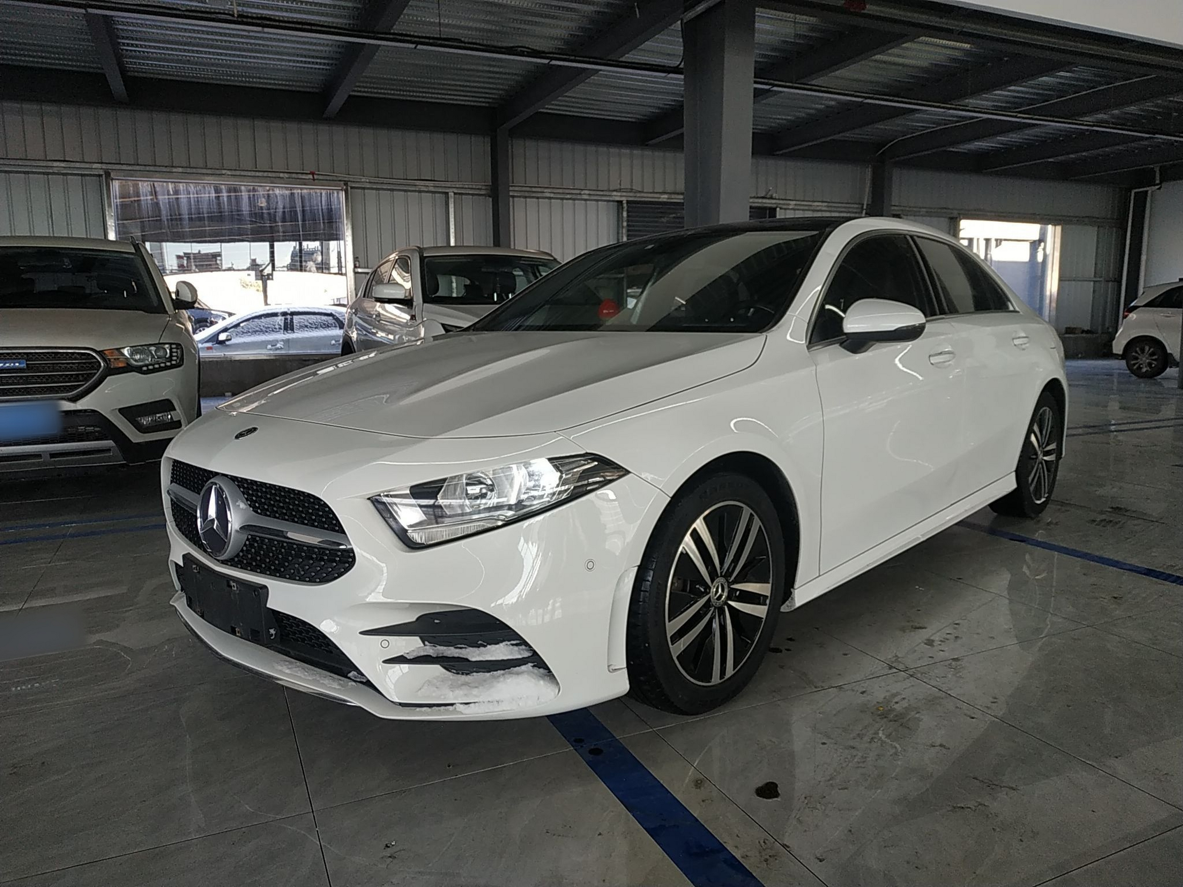 تحت مقدمة السيارة