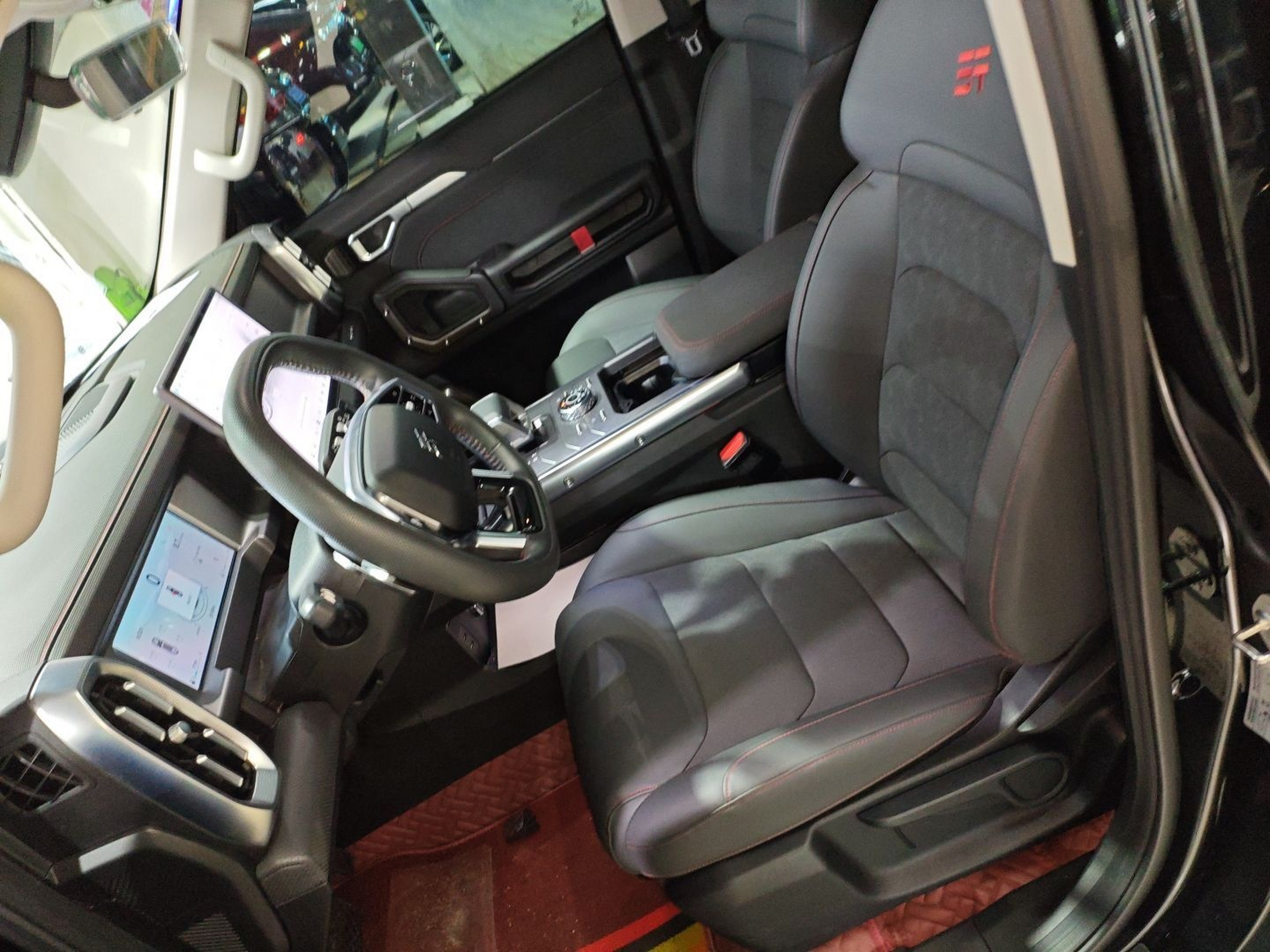 المقاعد الأمامية داخل السيارة