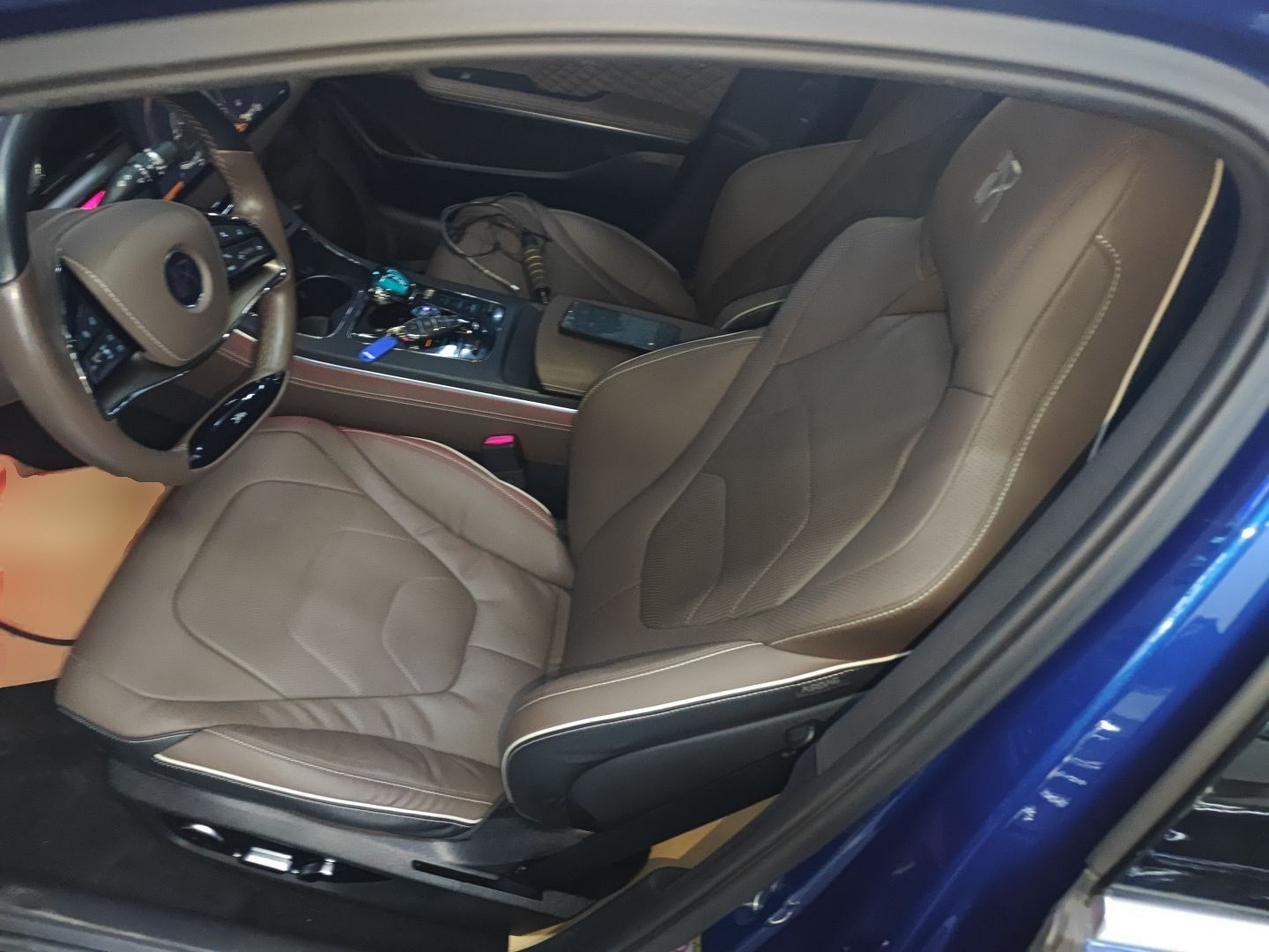 Переднее сиденье в автомобиле