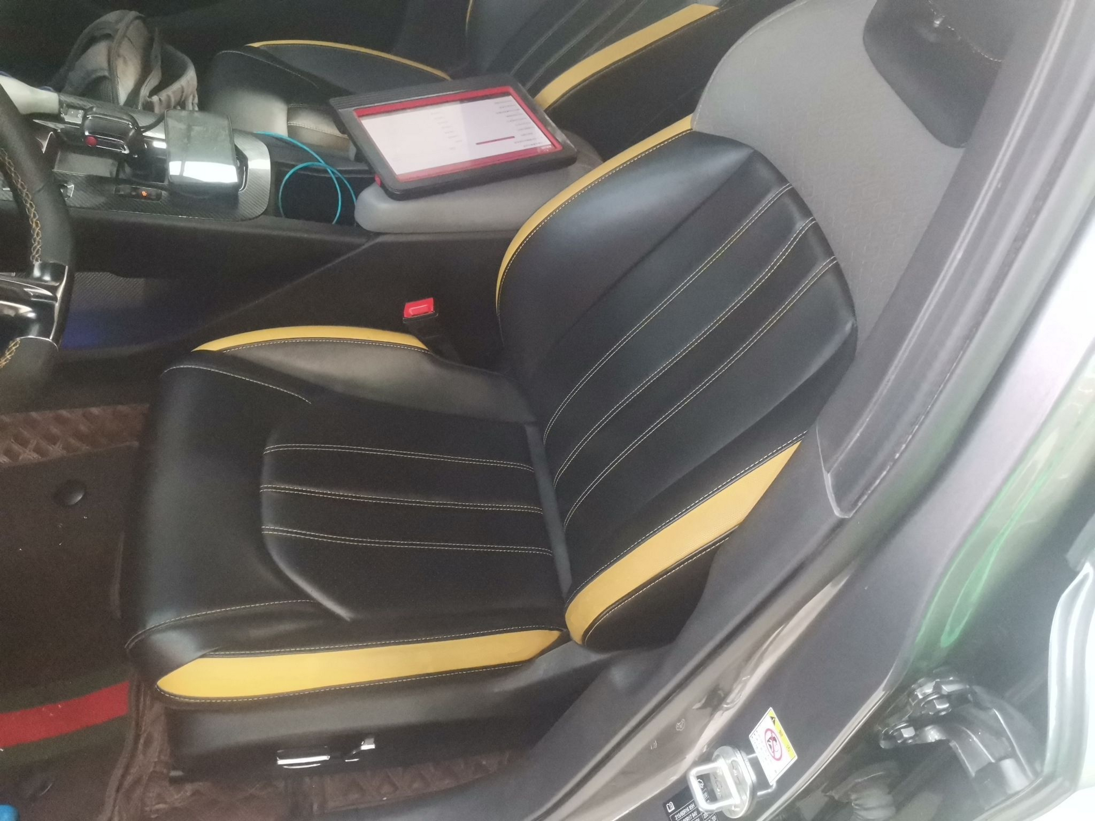 Переднее сиденье в автомобиле