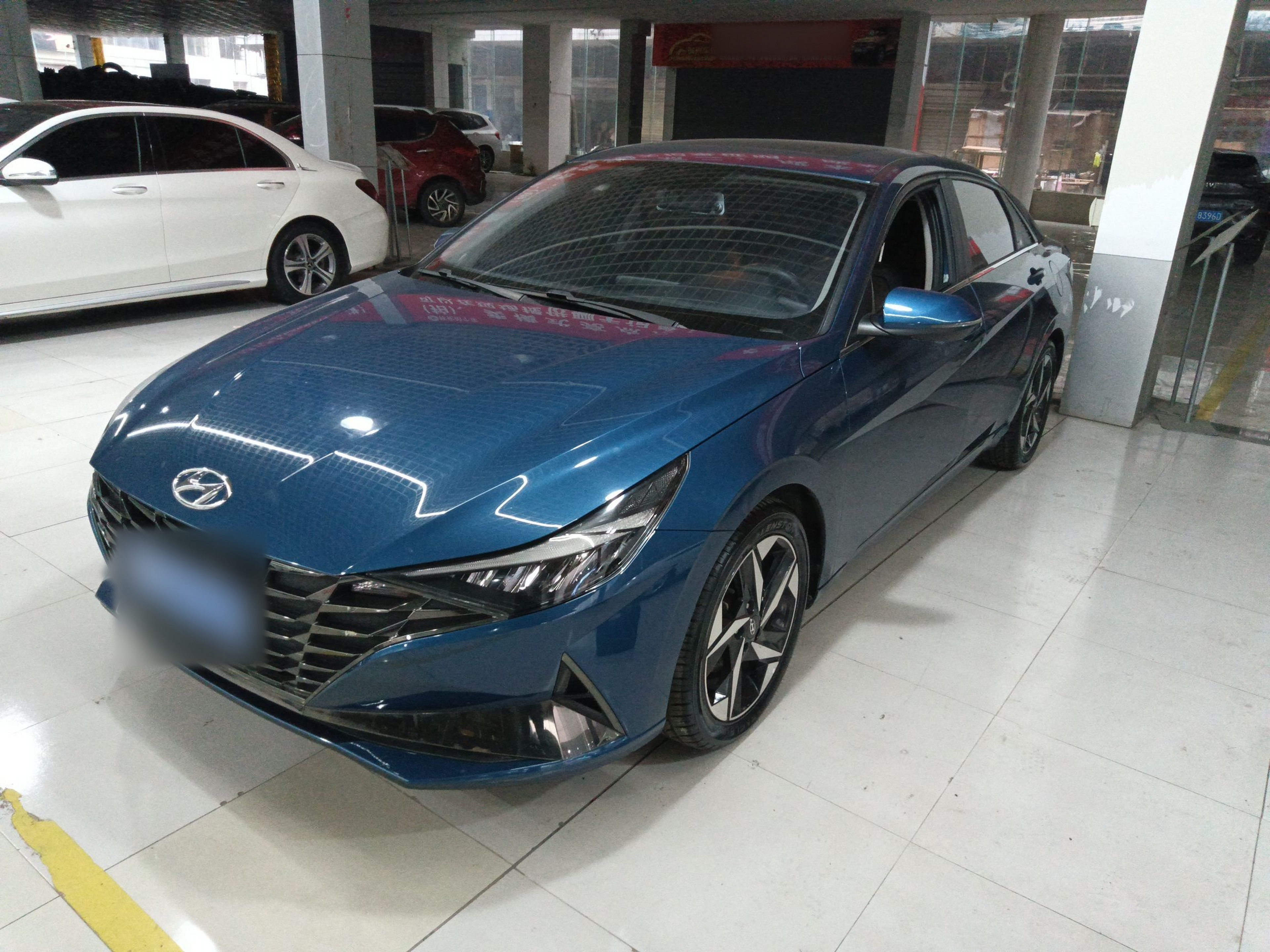 تحت مقدمة السيارة