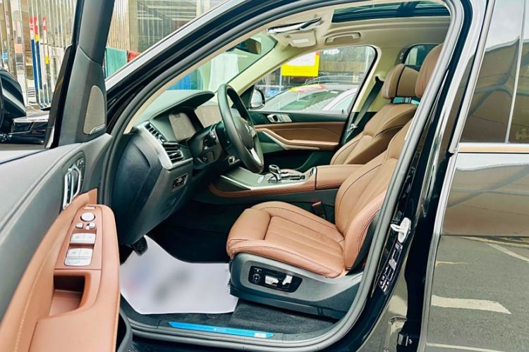 Used BMW X7 2021 Facelifted xDrive40i Luxury Package with Leading Features
