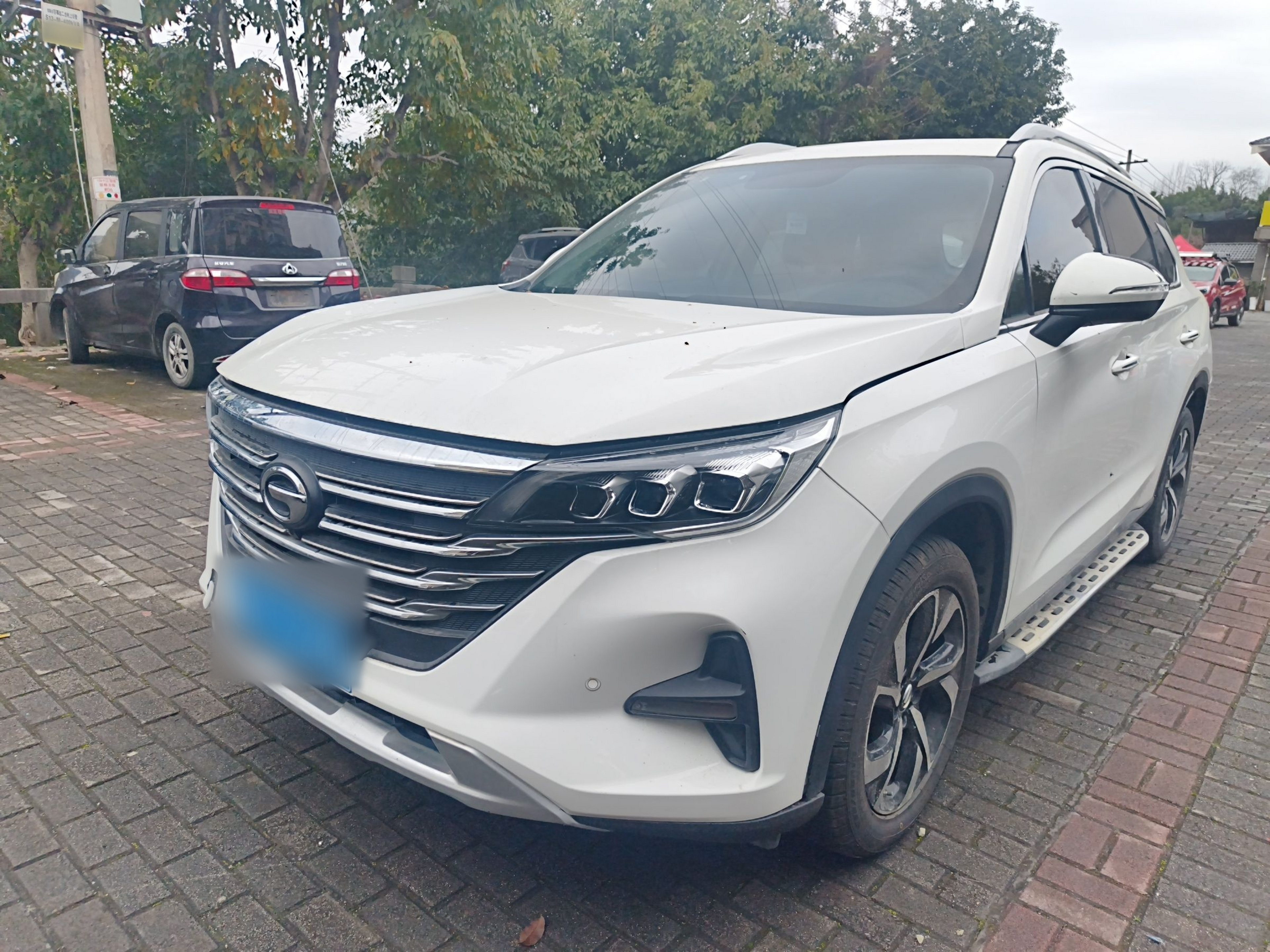 Под передней частью автомобиля