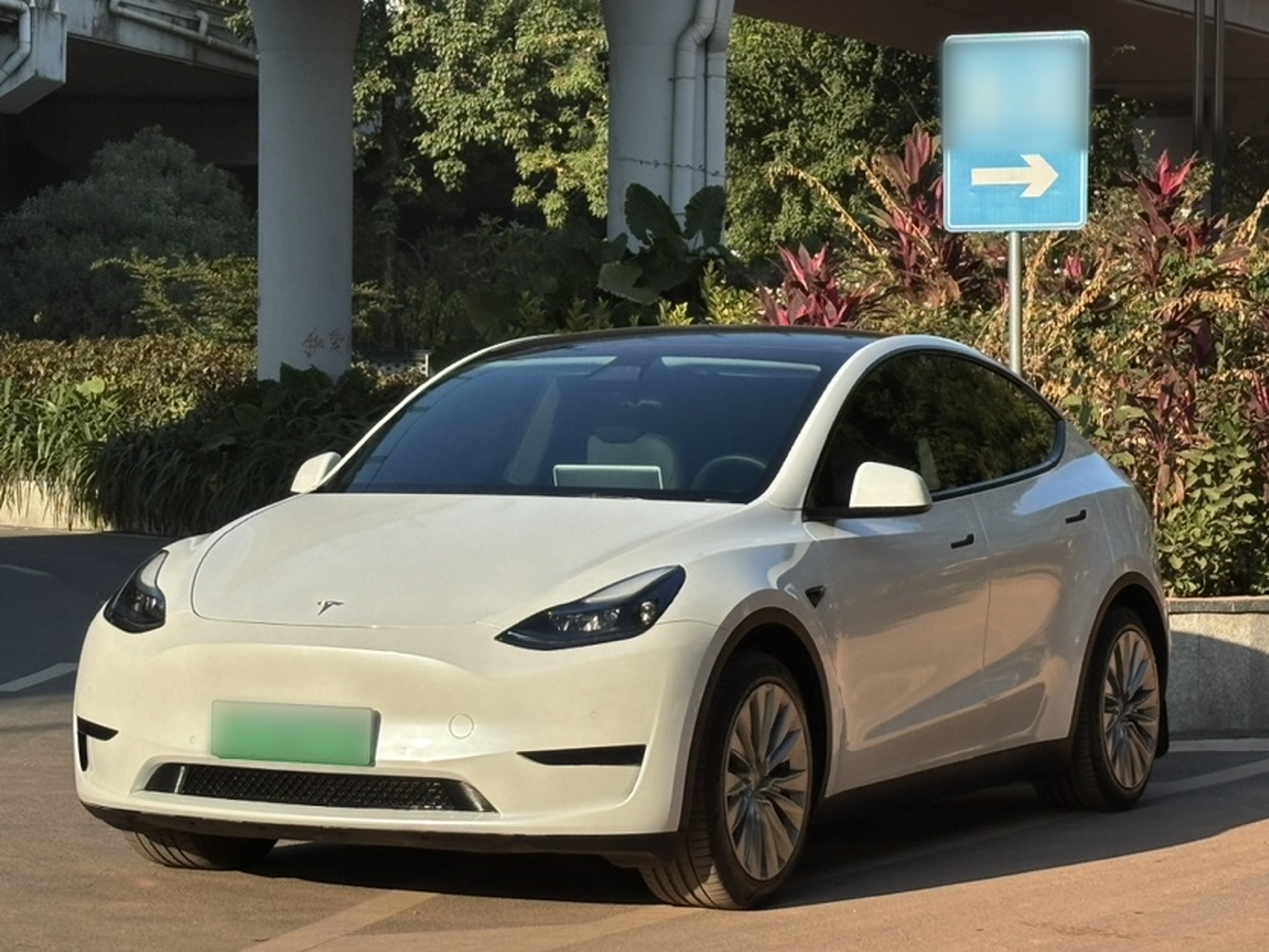 Под передней частью автомобиля