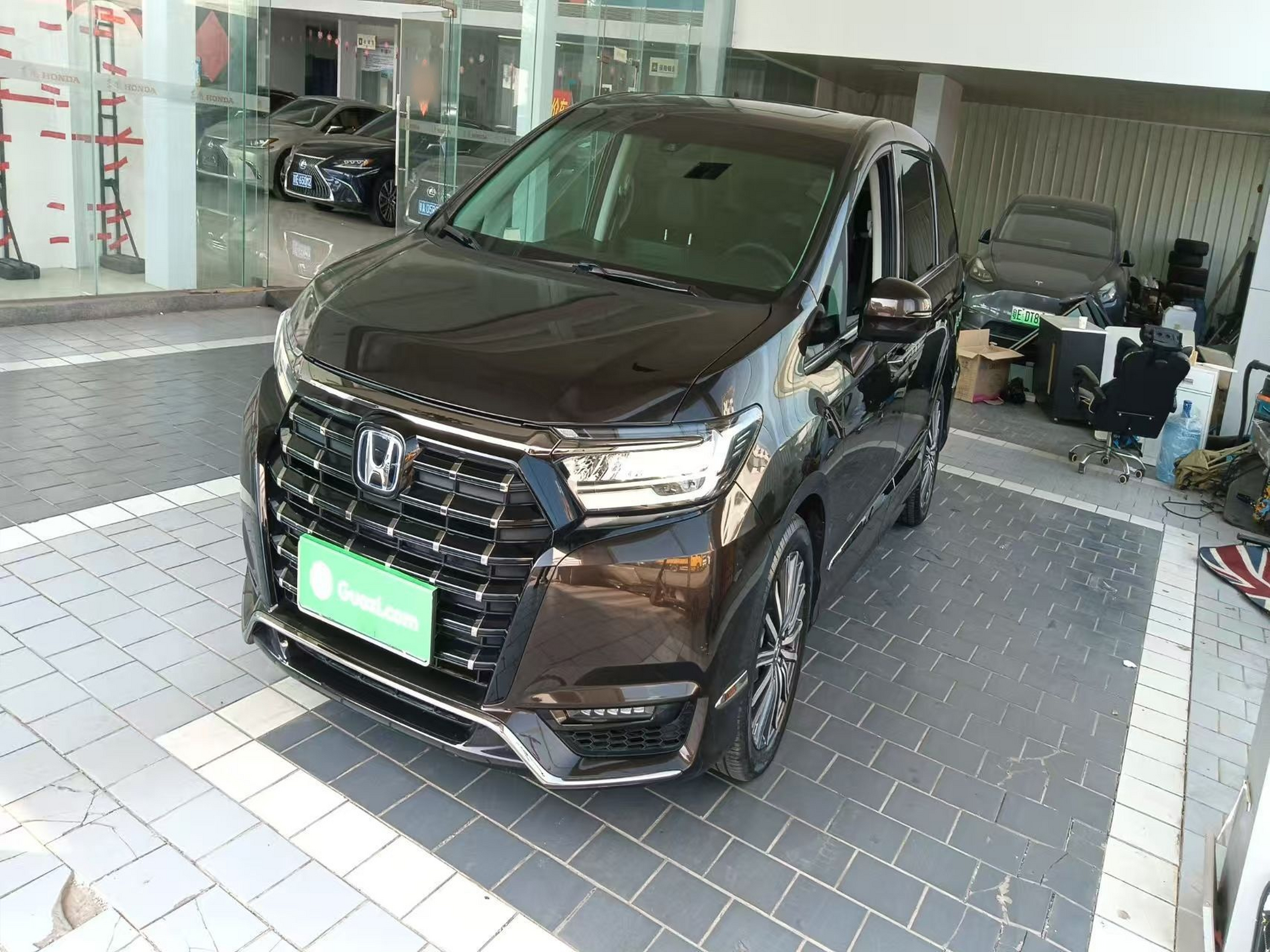 تحت مقدمة السيارة