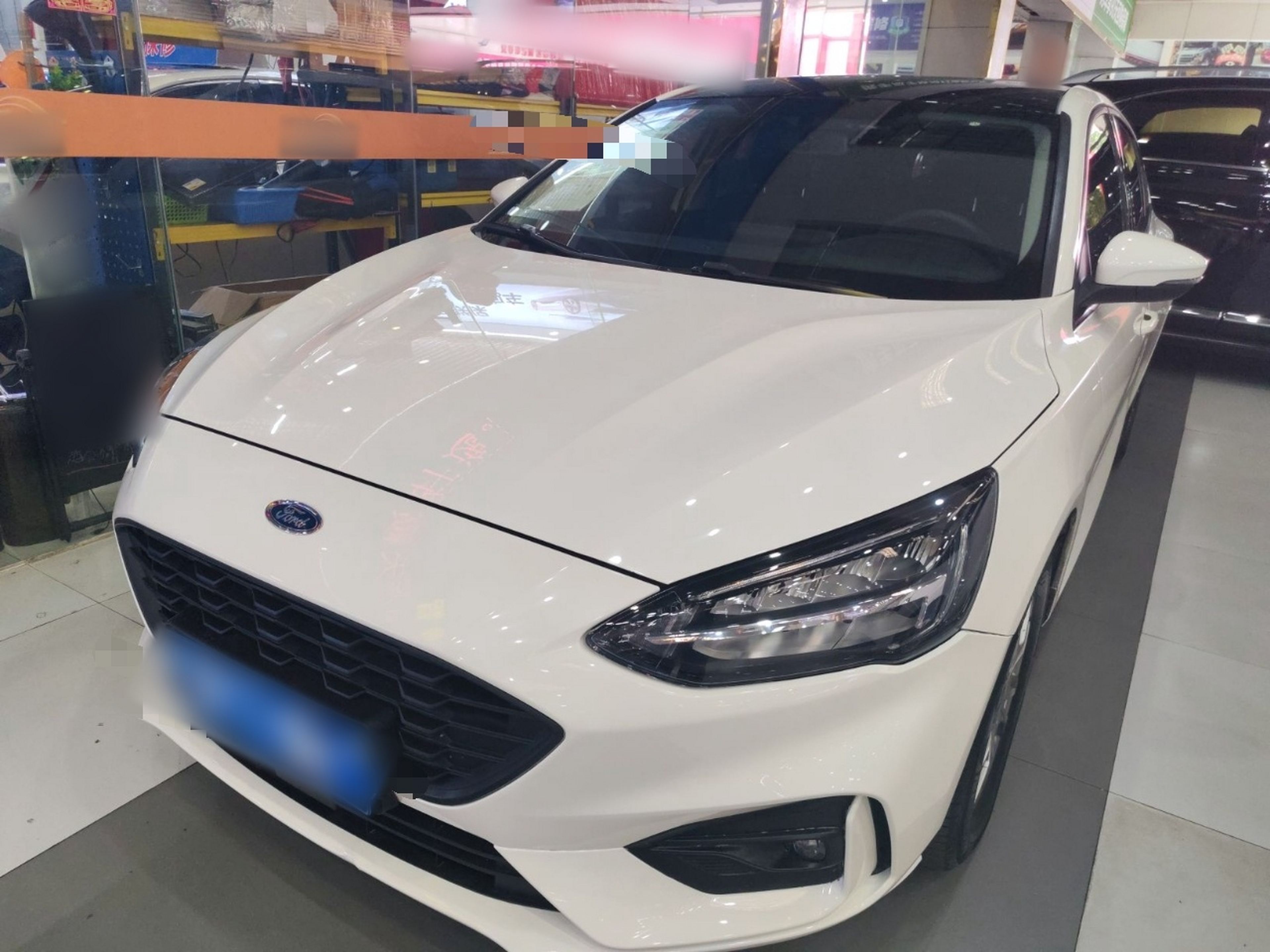 تحت مقدمة السيارة