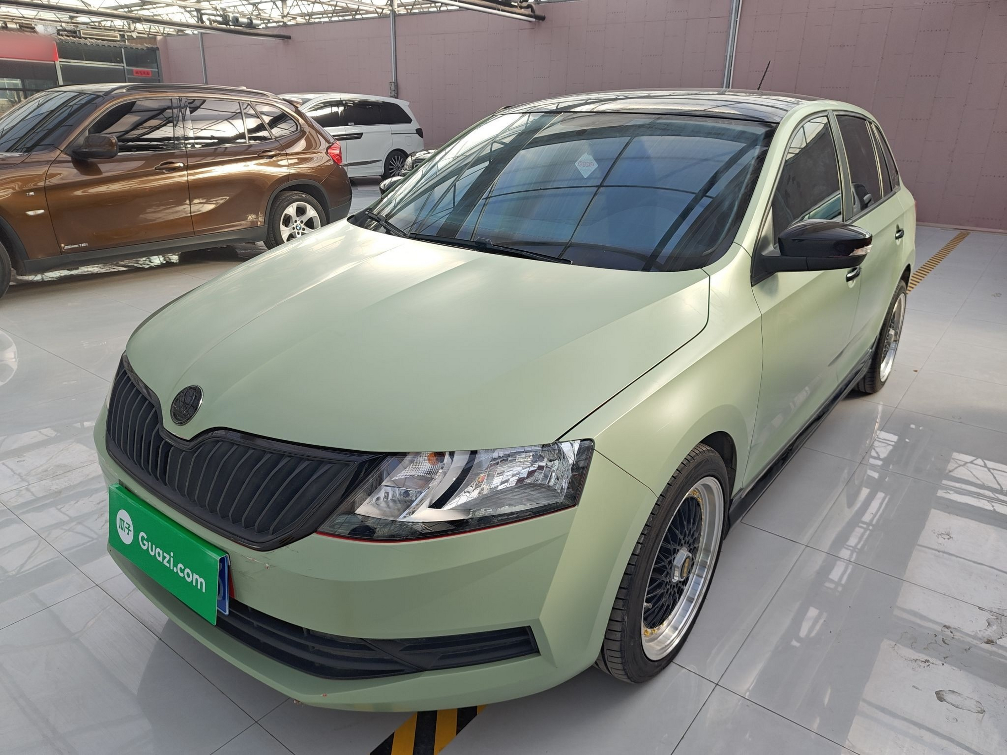 Под передней частью автомобиля