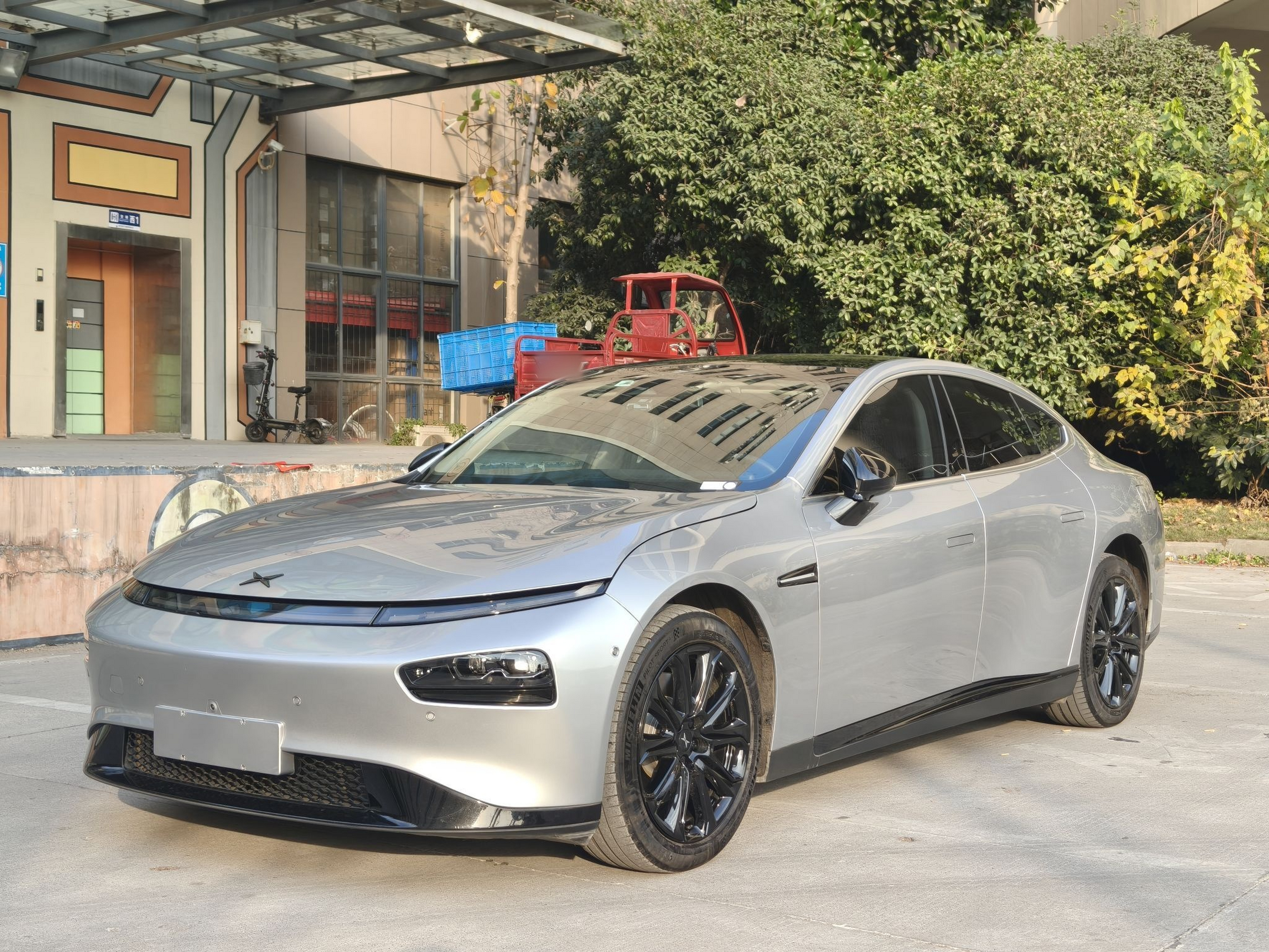 Под передней частью автомобиля