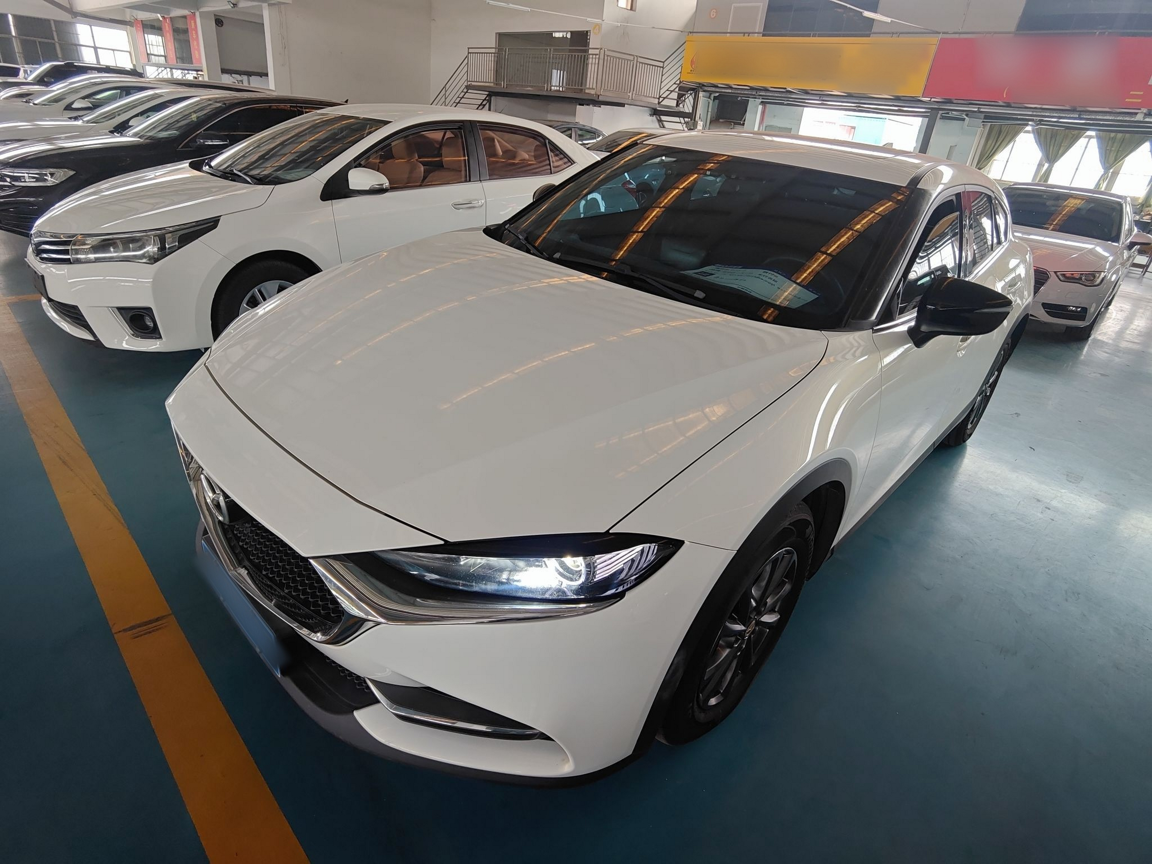 تحت مقدمة السيارة