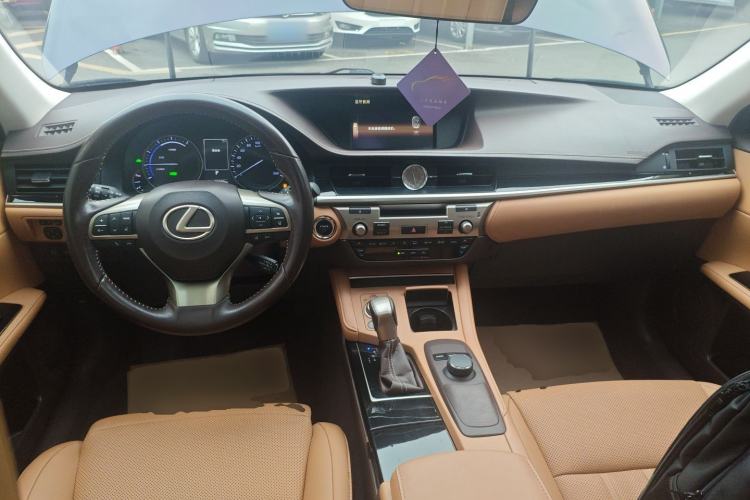 Used Lexus ES 2015 300h Comfort Edition
