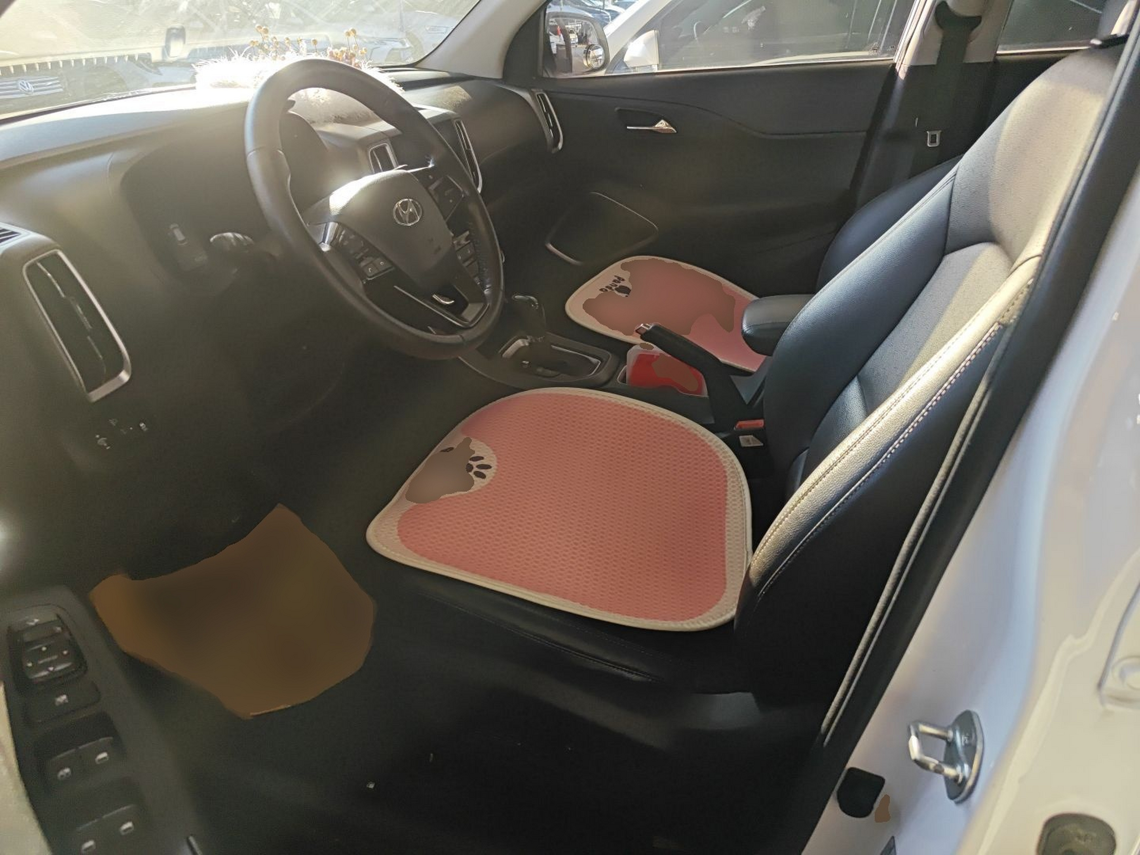 المقاعد الأمامية داخل السيارة