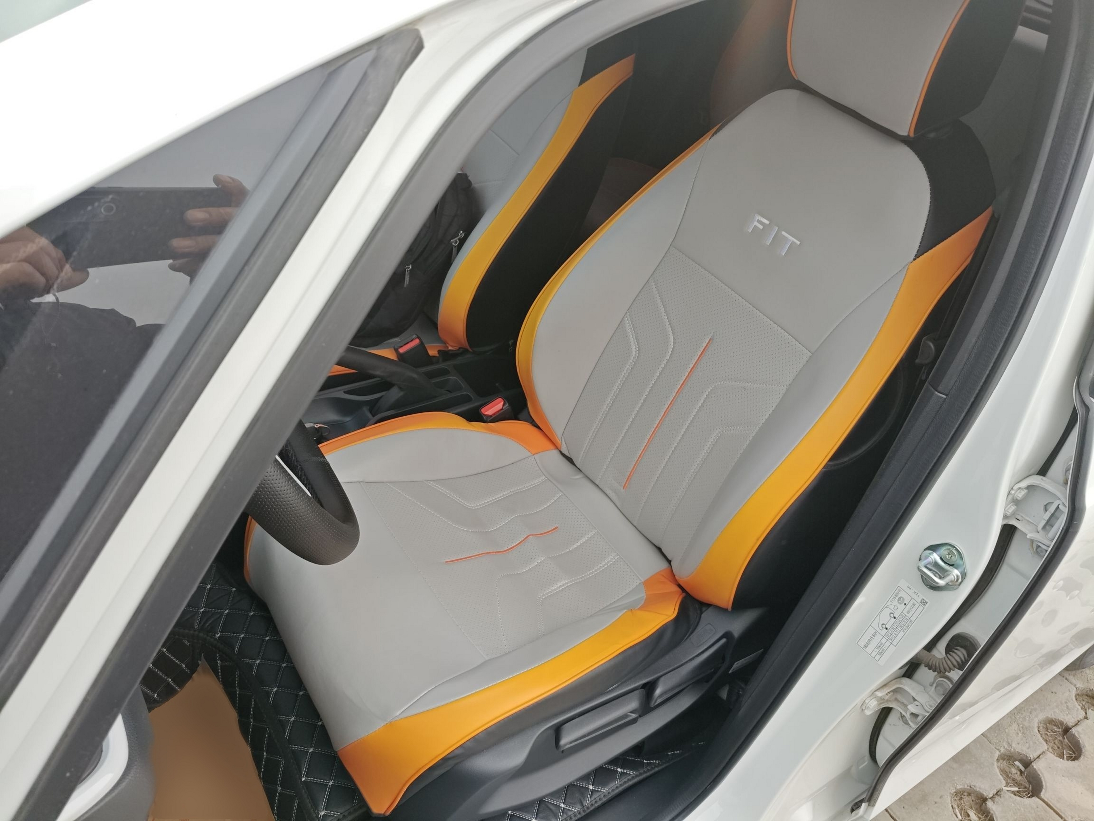 Переднее сиденье в автомобиле