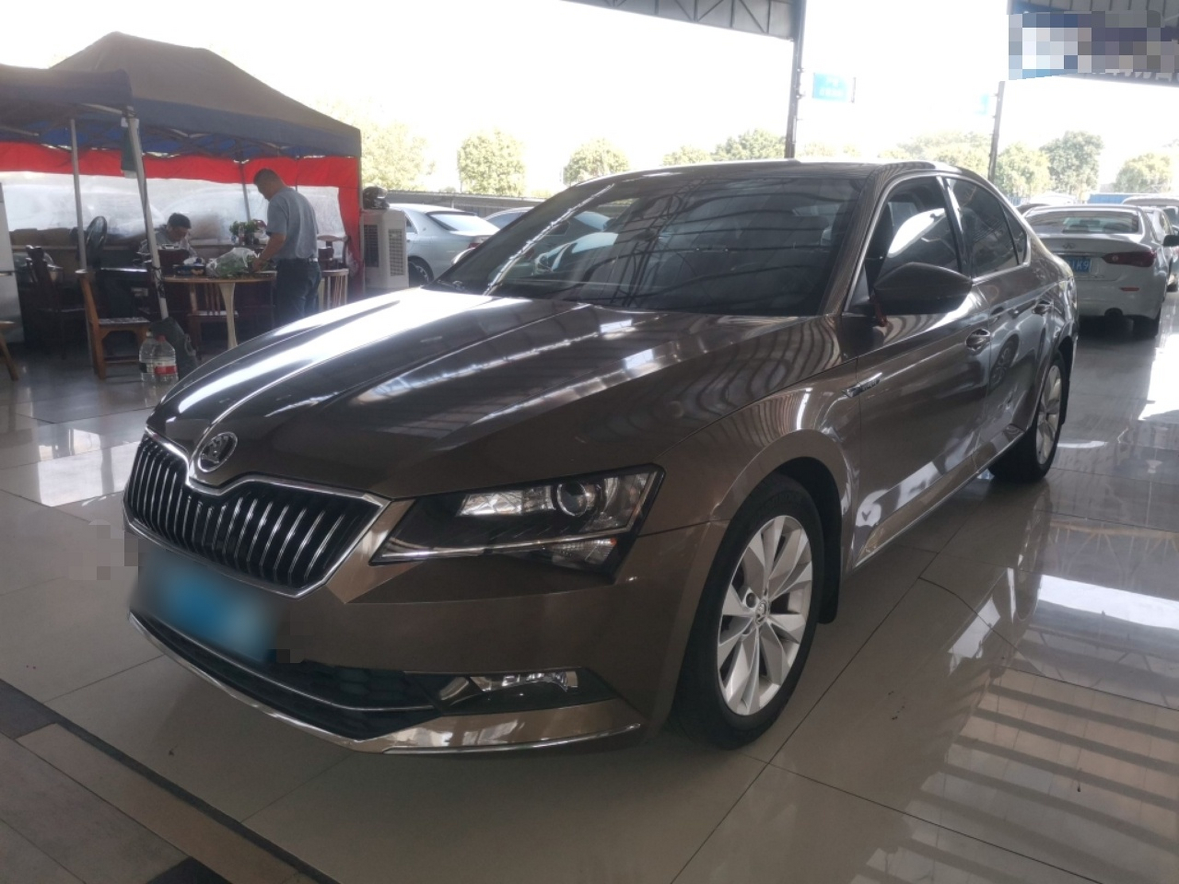 تحت مقدمة السيارة